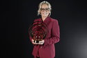 Sarina Wiegman met de Johan Cruyff Trophy