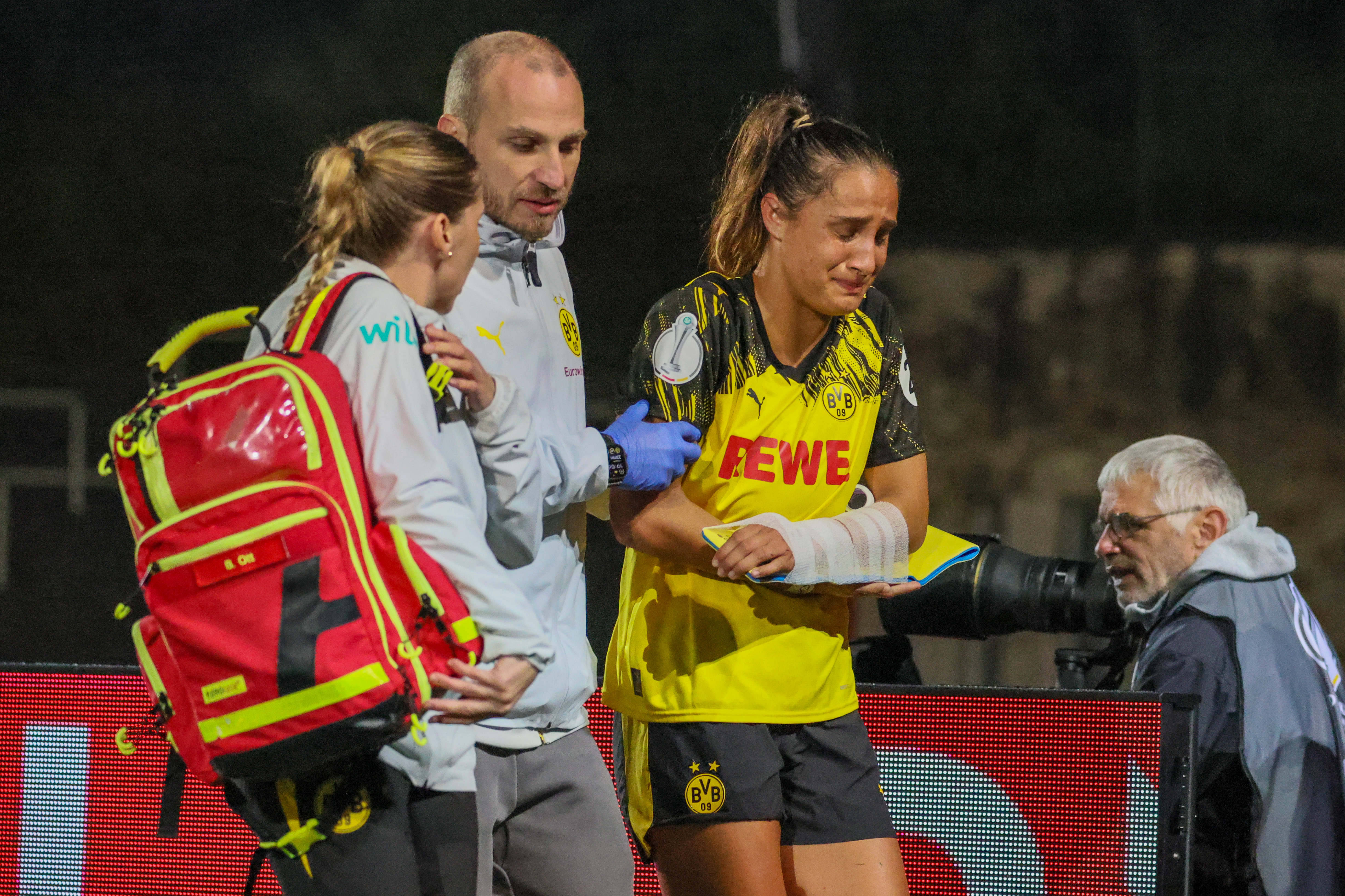 Jenske Steenwijk moet met veel pijn naar de kant