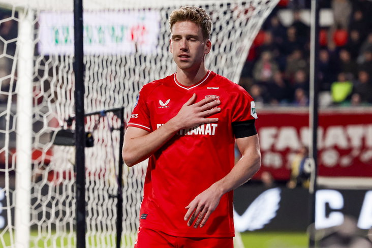 Gijs Smal met de hand op het logo van FC Twente