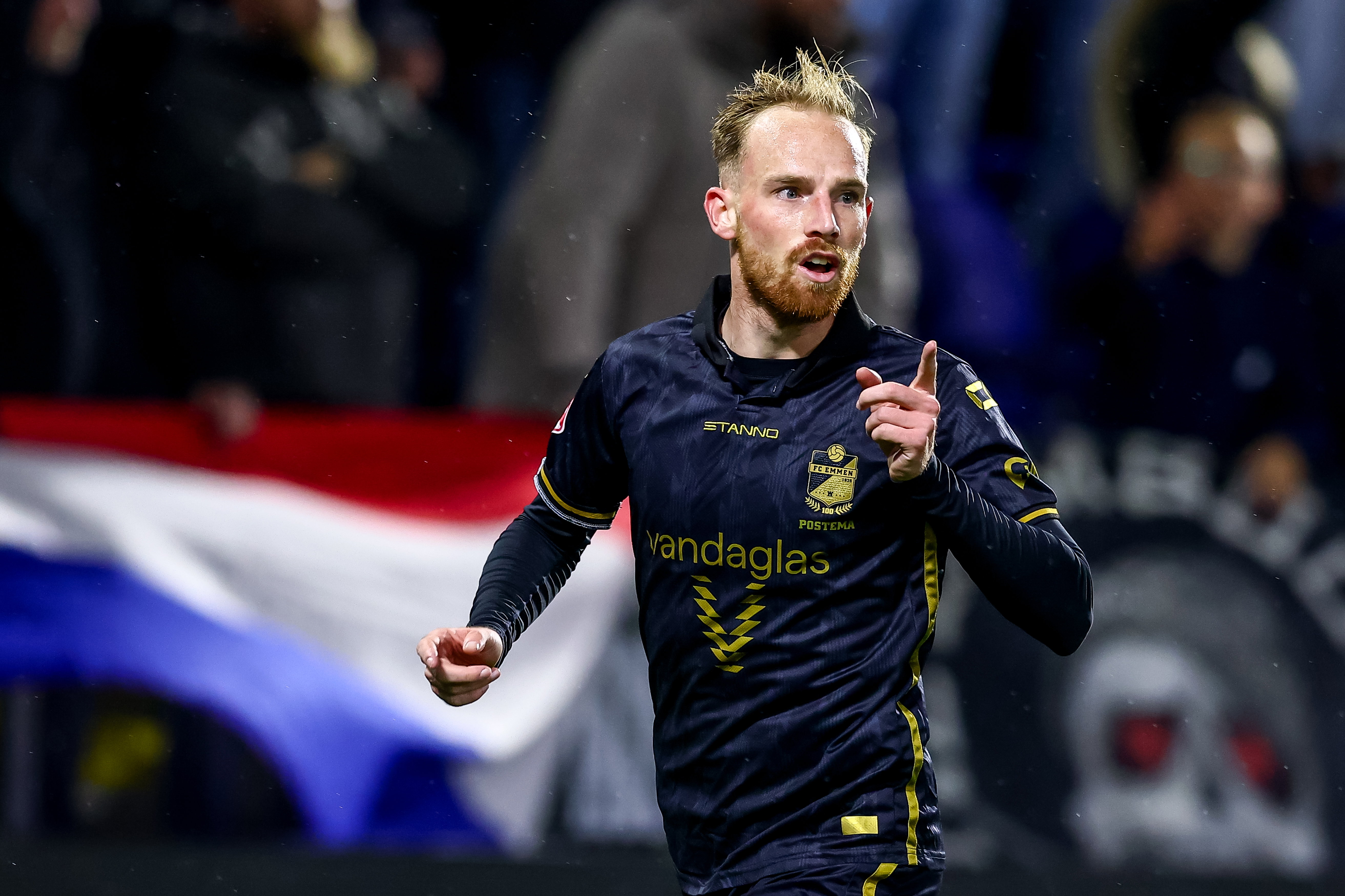 Romano Postema viert een treffer namens FC Emmen