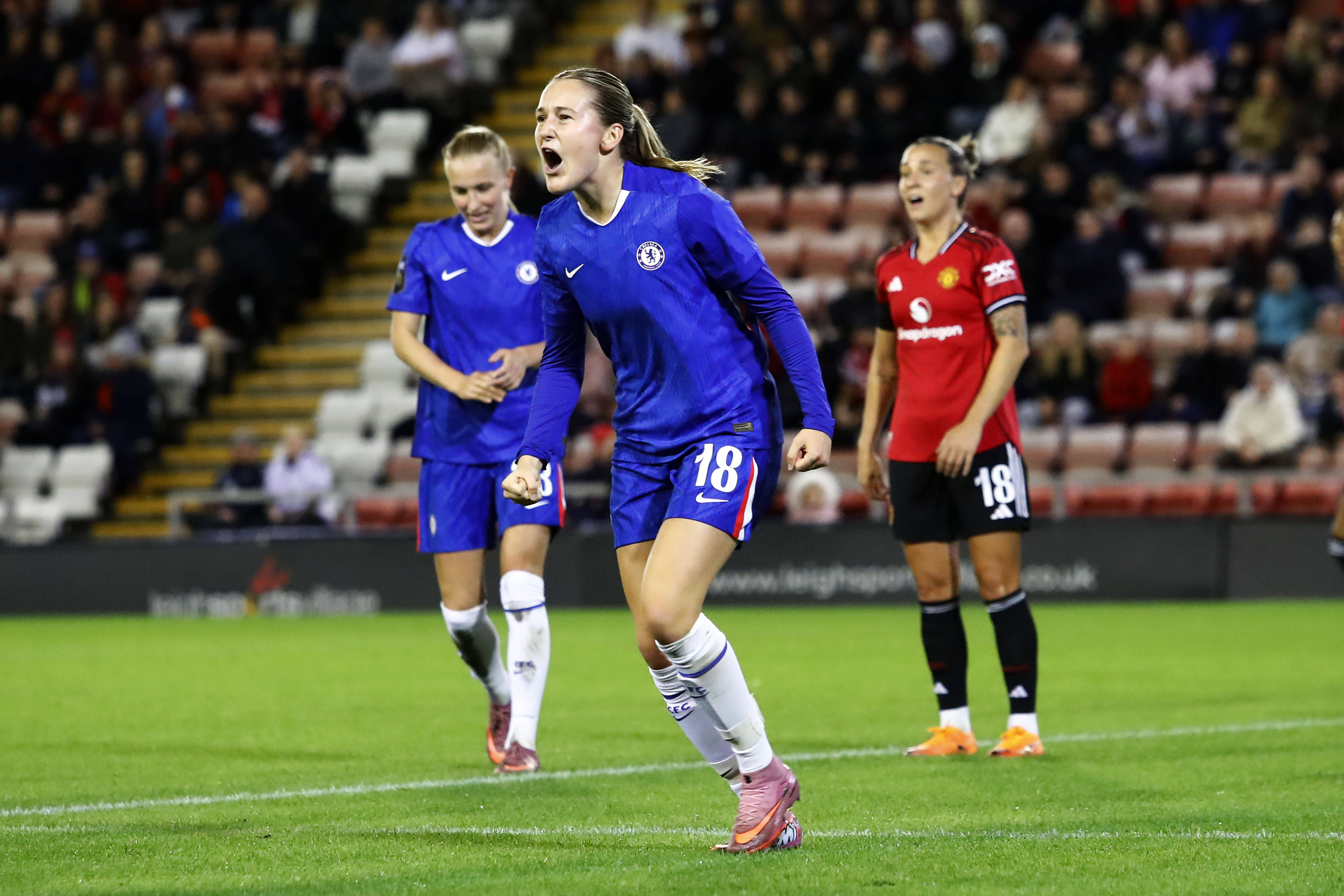 Wieke Kaptein juicht na haar doelpunt voor Chelsea