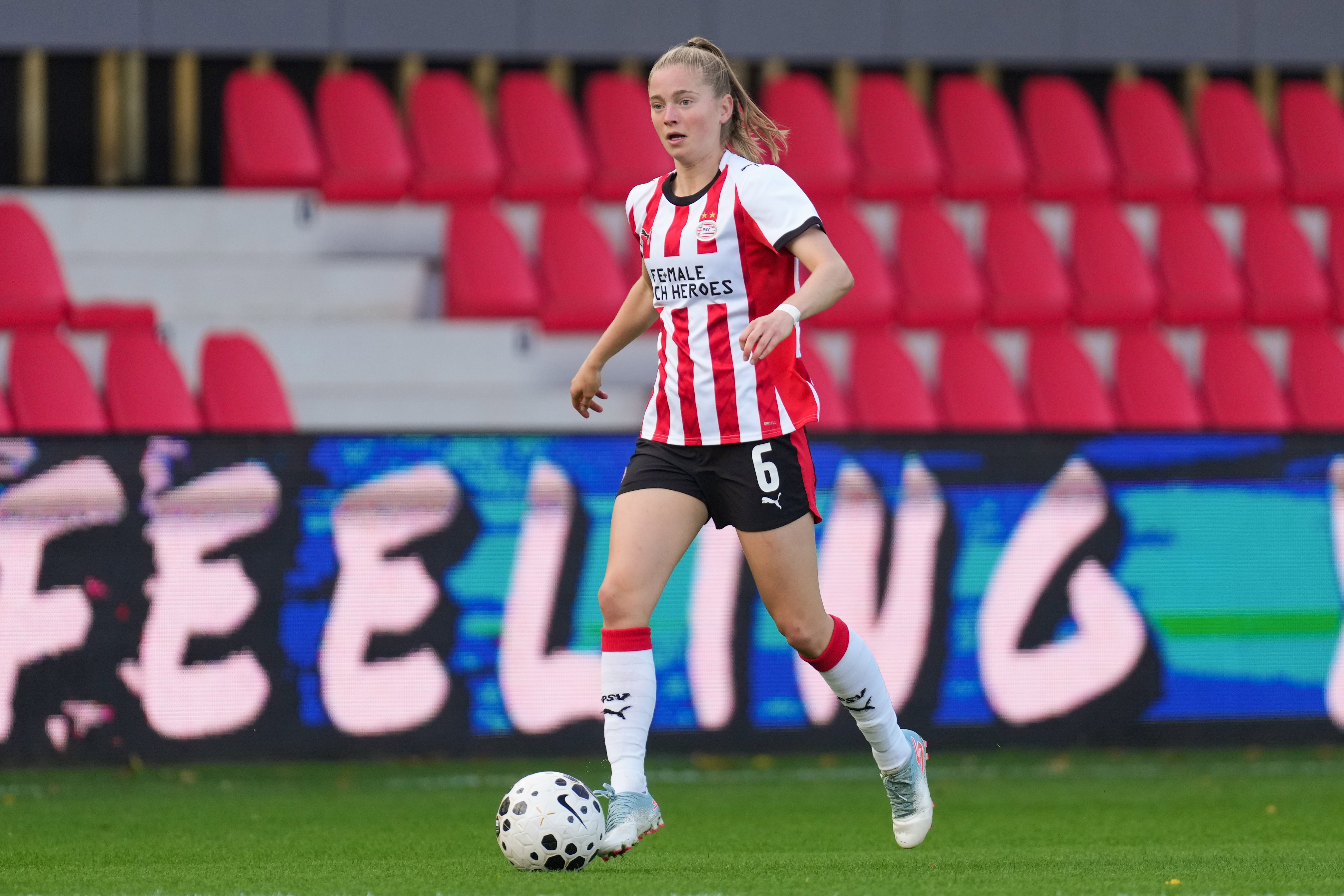 Robine Lacroix aan de bal namens PSV