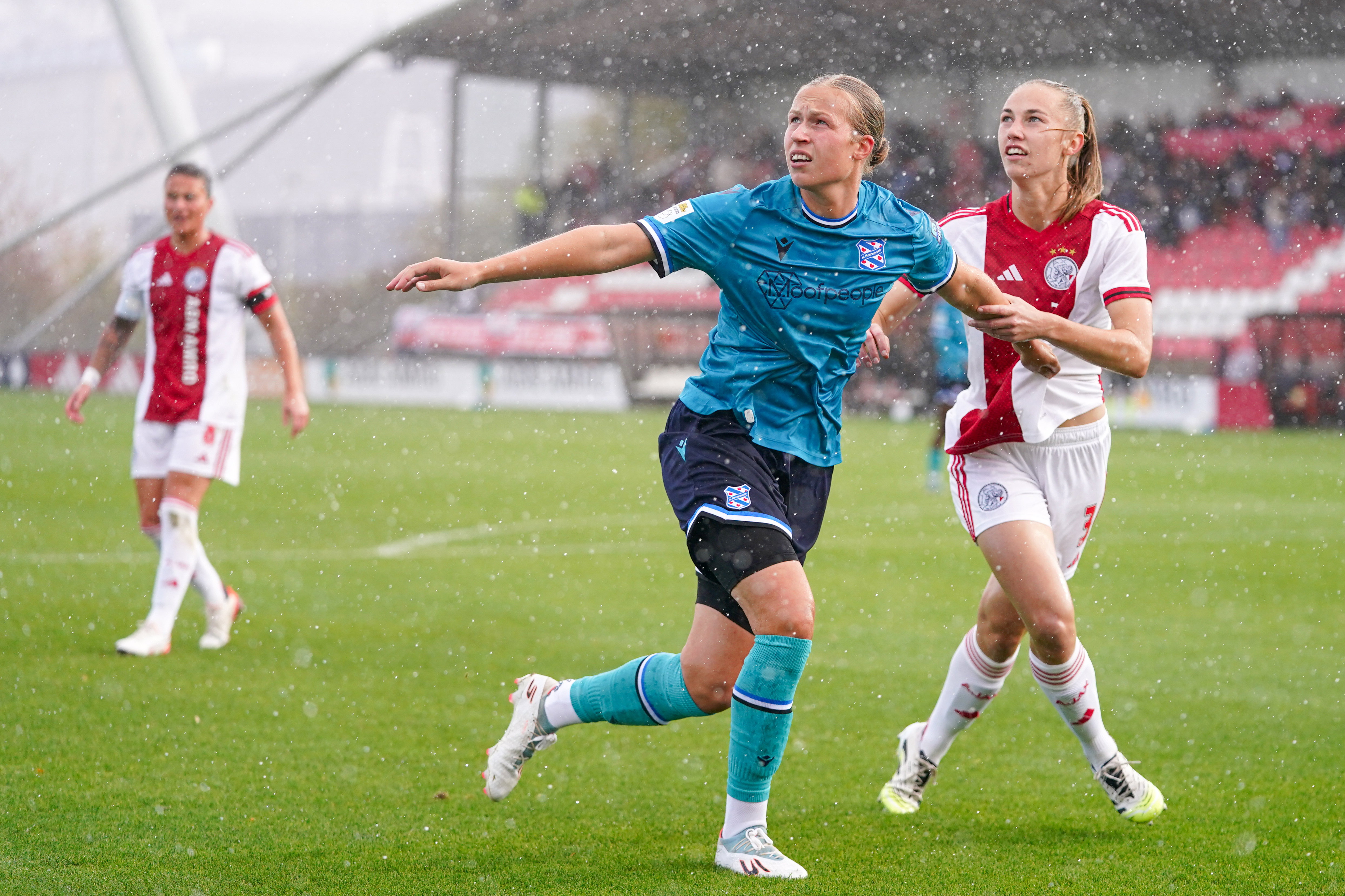 Evi Maatman (SC Heerenveen) en Daniëlle Noordermeer (Ajax)