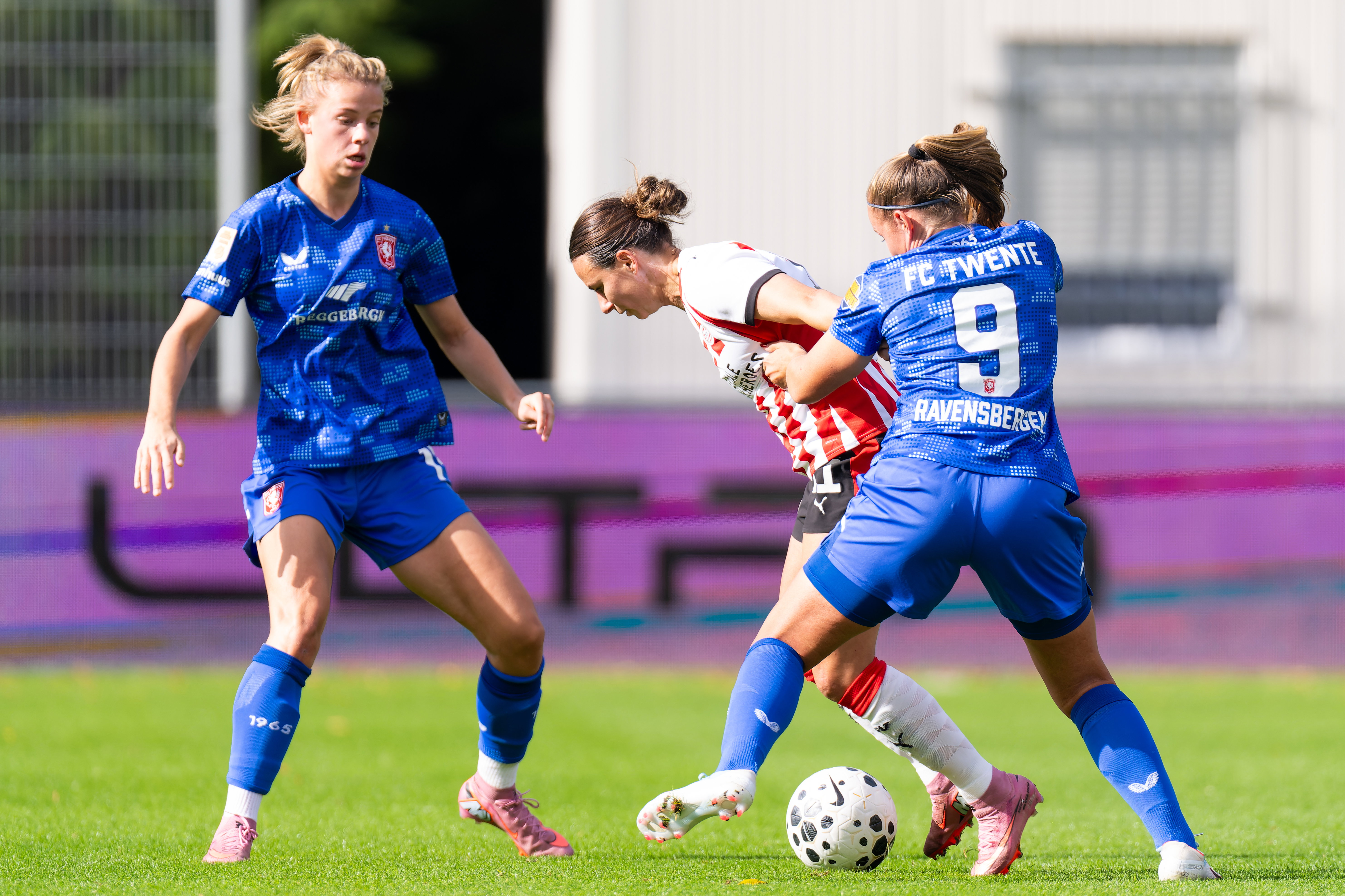 Renate Jansen (PSV) in het duel met FC Twente
