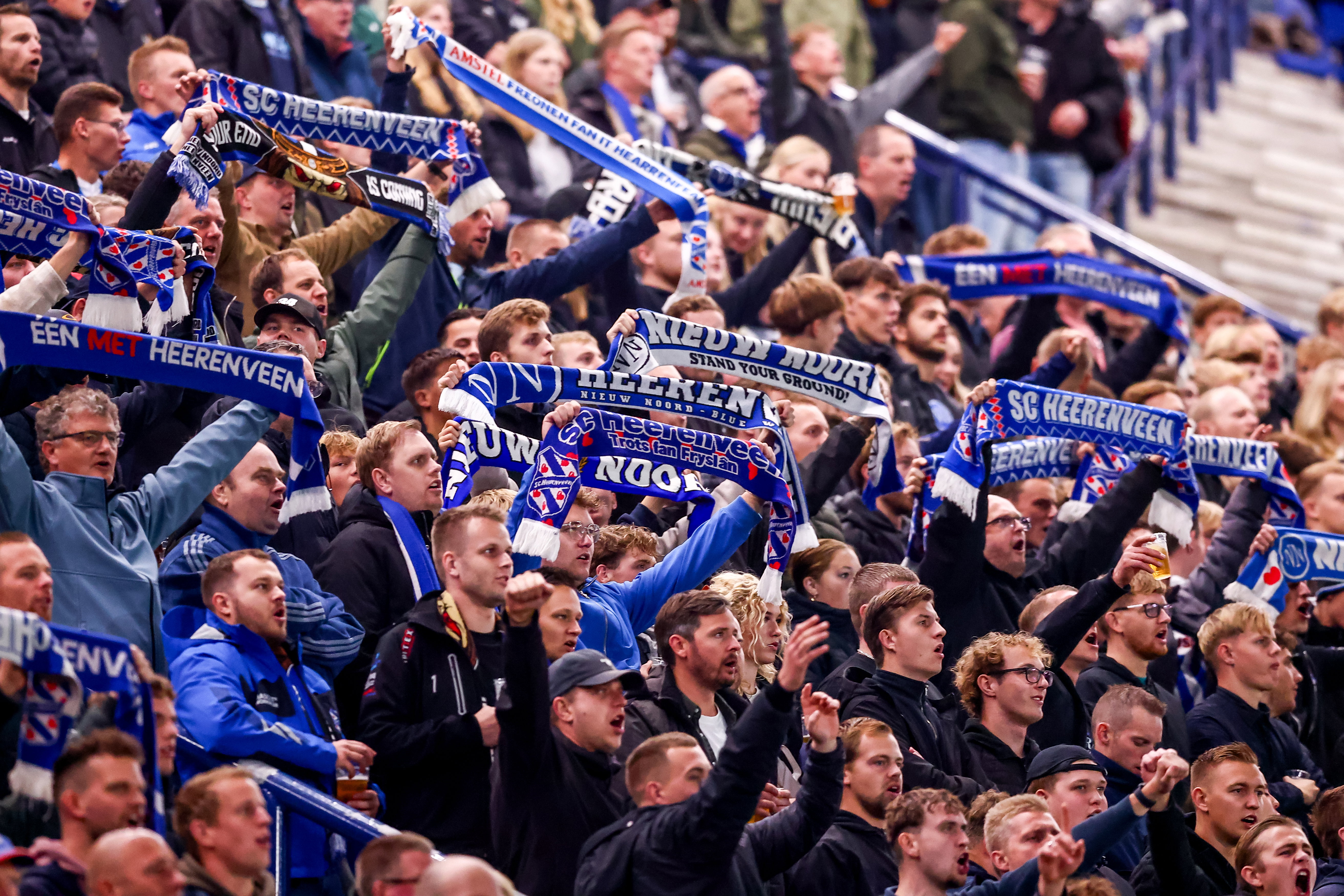 Fans van SC Heerenveen met sjaals