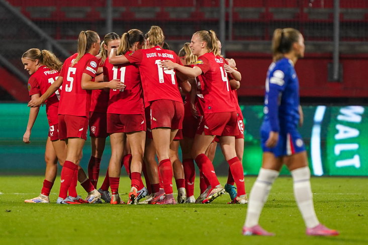 FC Twente juicht na een goal tegen Chelsea