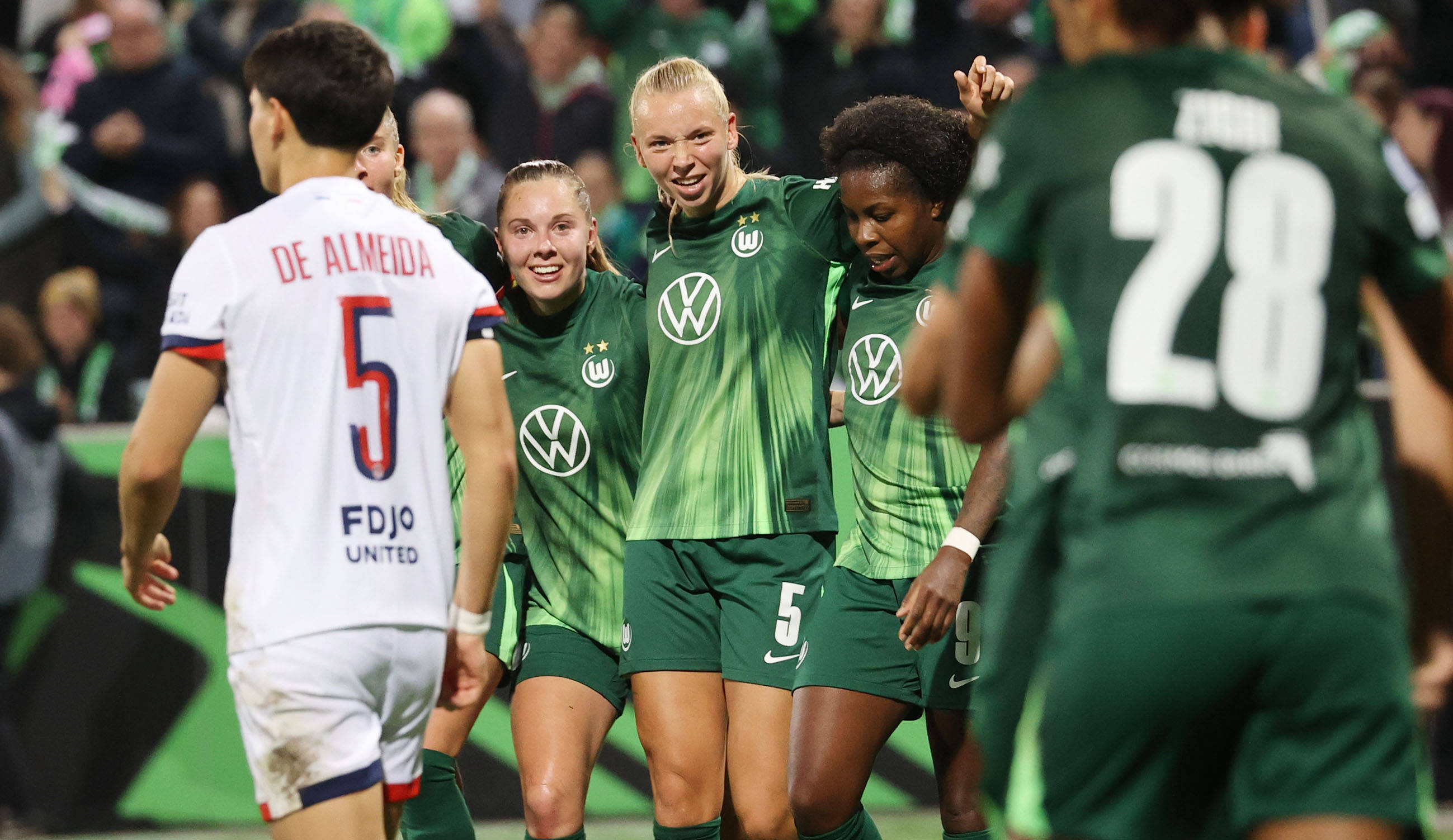 Janou Levels, Ella Peddemors en Lineth Beerensteyn na een goal van VfL Wolfsburg