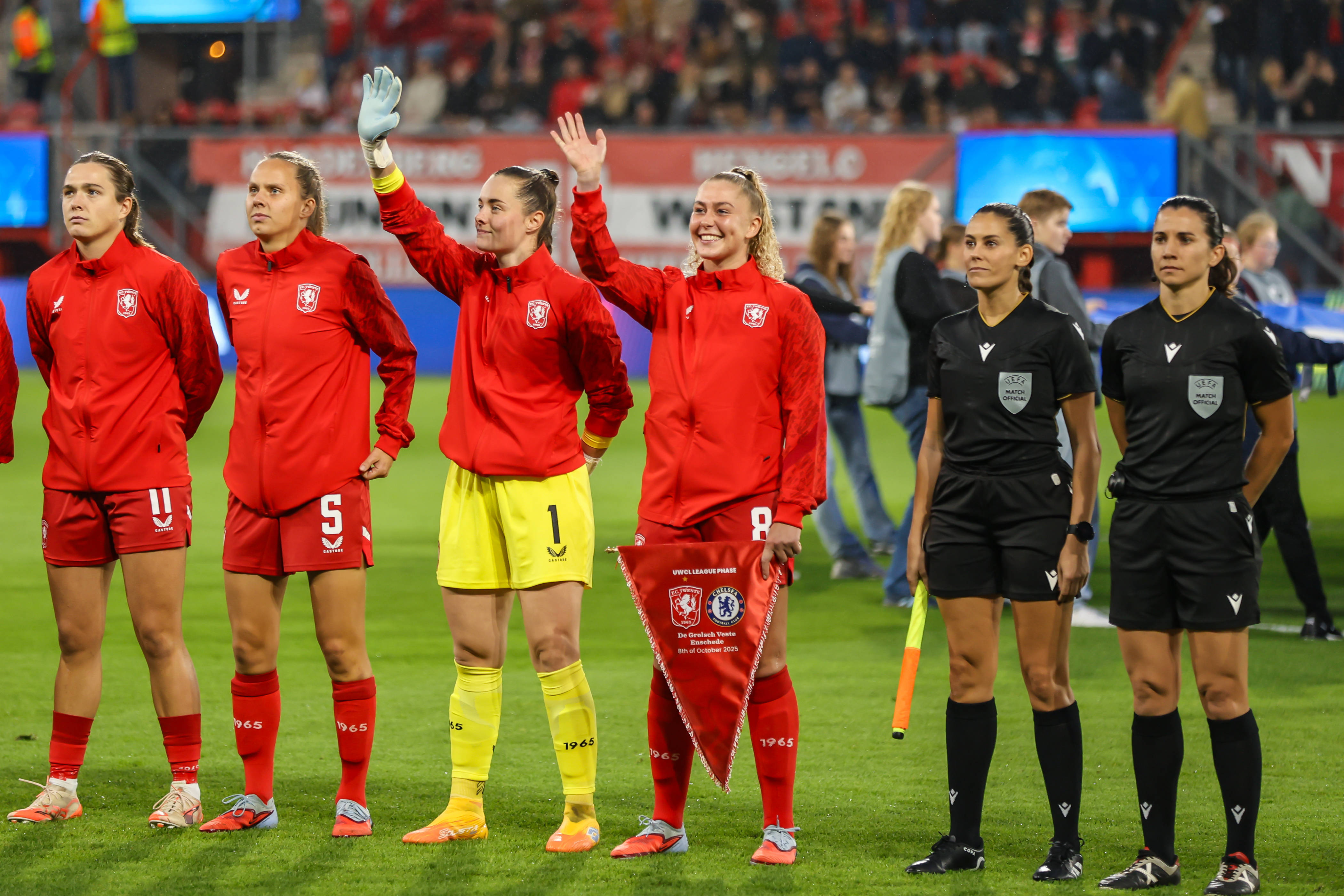FC Twente-captain Danique van Ginkel zwaait