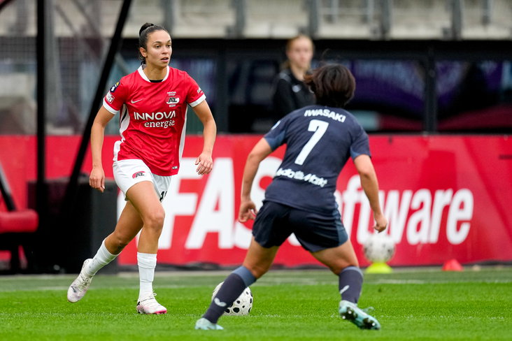 Shanique Dessing (AZ) in actie tegen Feyenoord