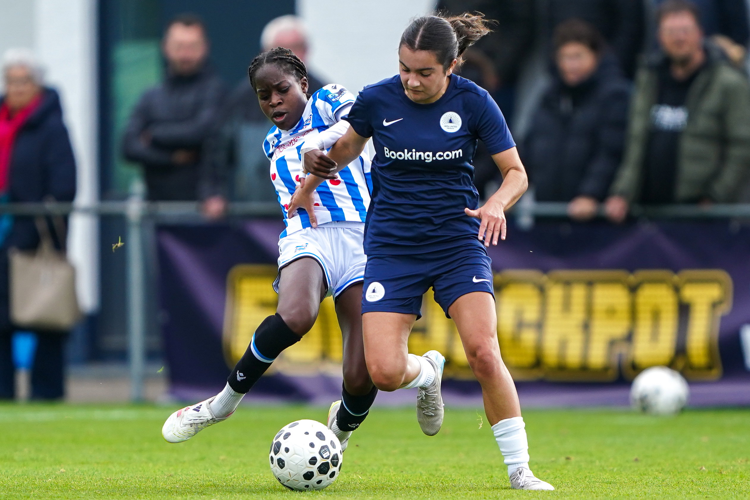 Yasmin Kleef (HERA United) in duel met Ana Nassette (SC Heerenveen)