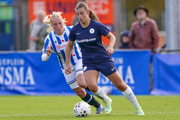 Isabelle Nottet (HERA United) wordt op de hielen gezeten door Elize van Vilsteren (SC Heerenveen)