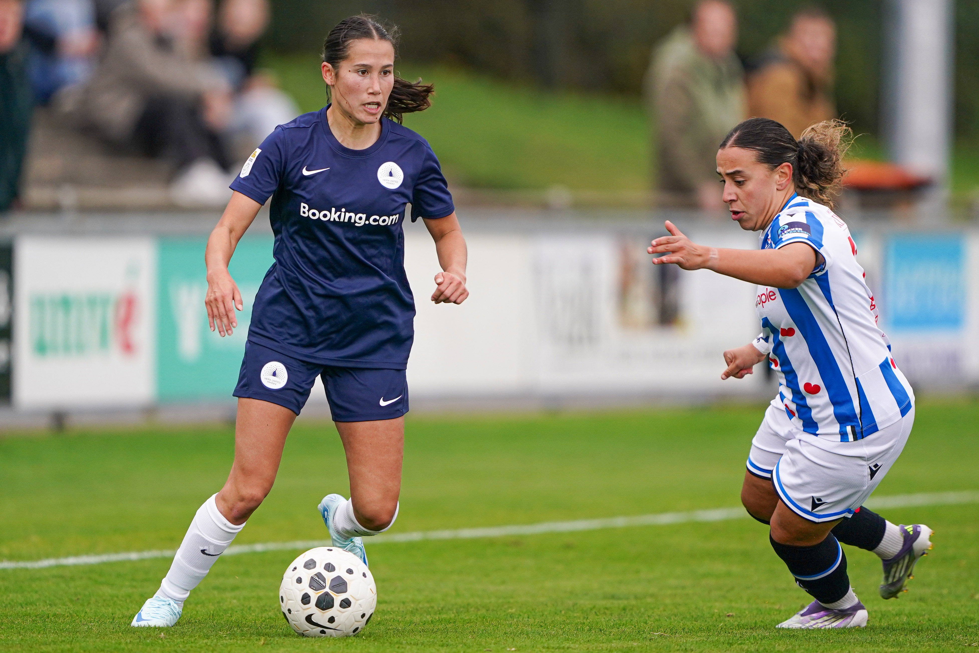 Isabel Kopp (HERA United) en Romaissa Boukakar (SC Heerenveen)