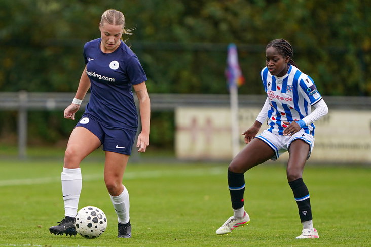 Esmee Daalman (HERA United) en Ana Nassette (SC Heerenveen)