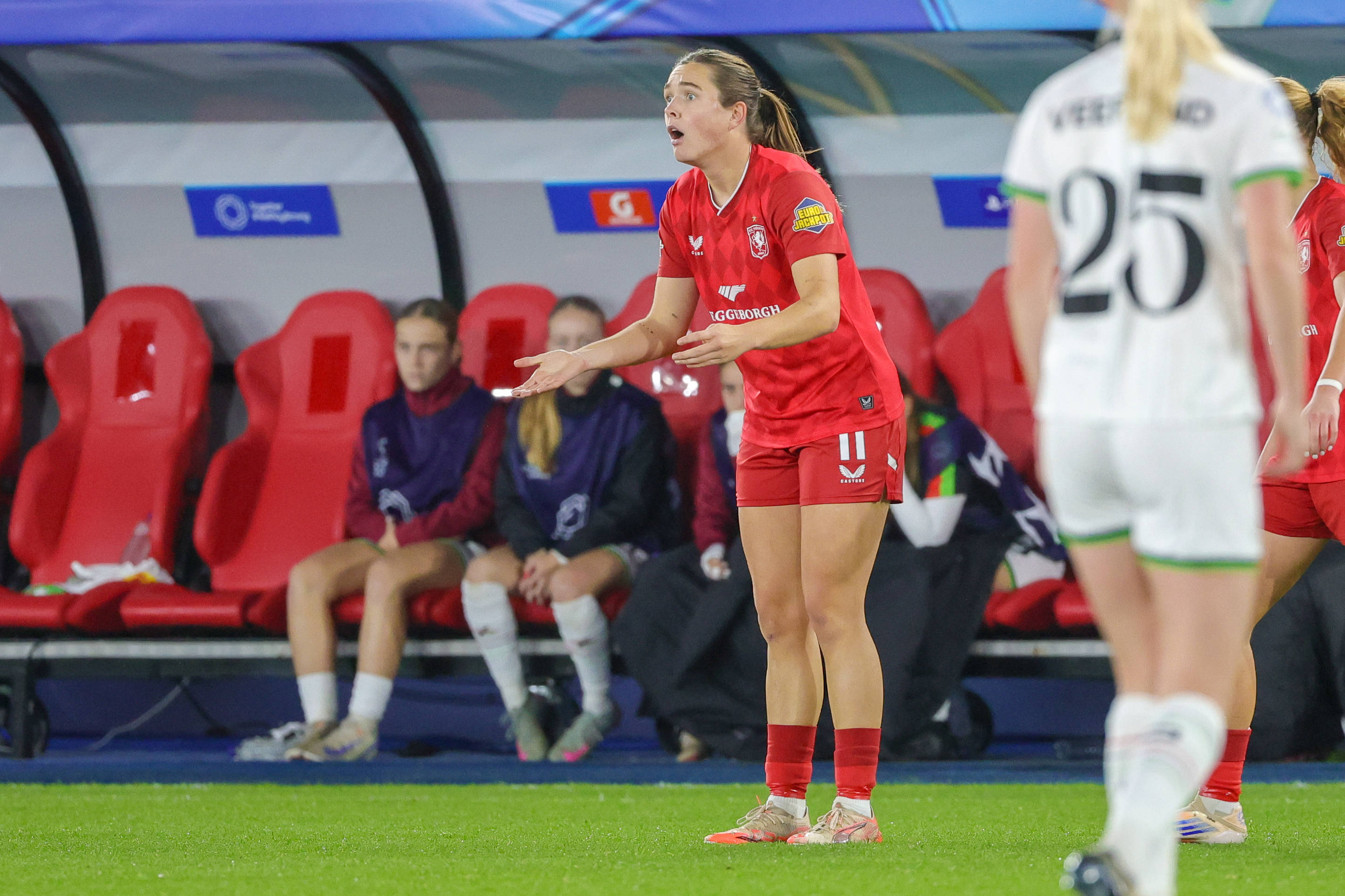 Alieke Tuin vol ongeloof tijdens OH Leuven - FC Twente