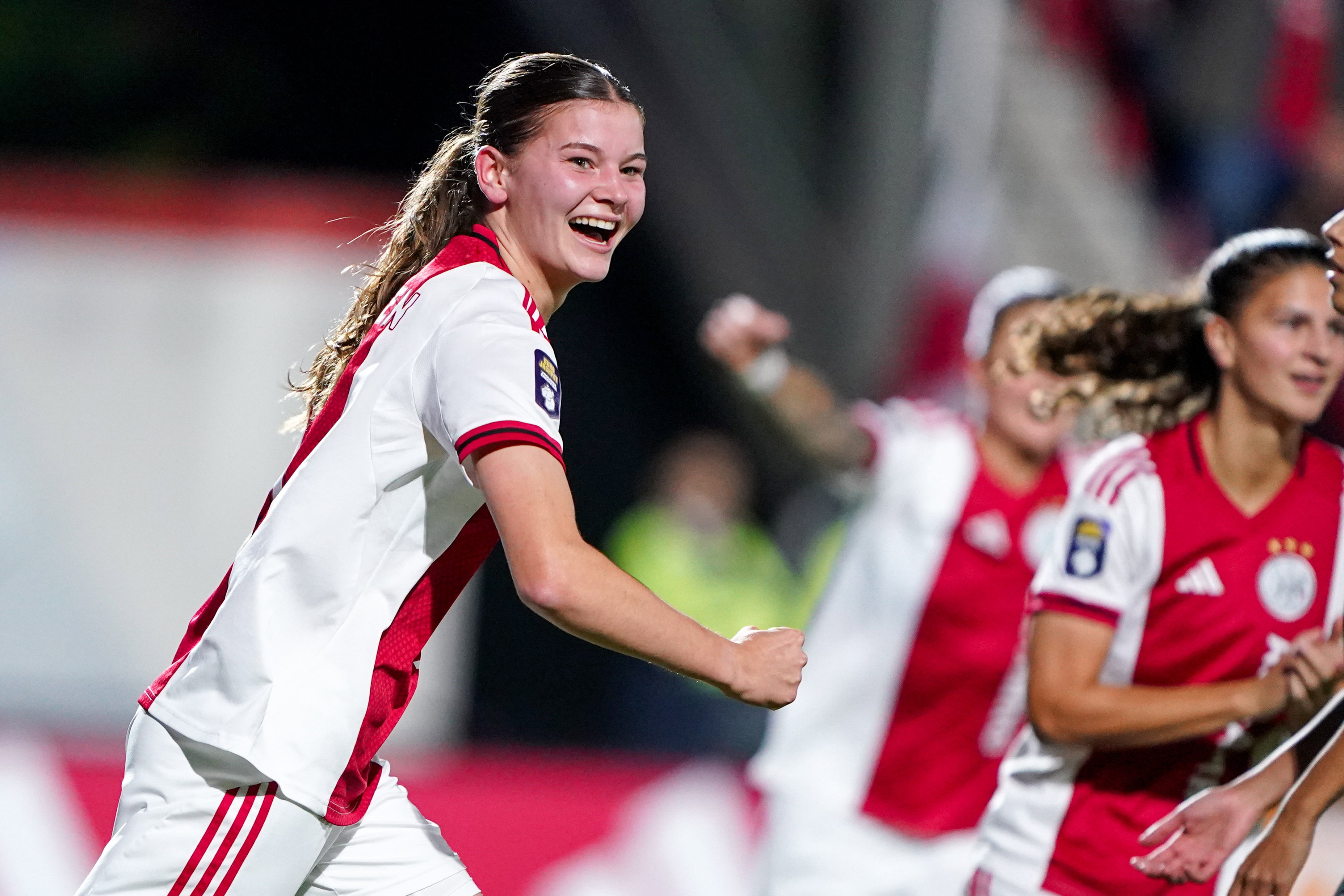 Renee van Asten juicht na haar goal voor Ajax