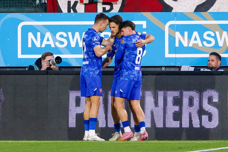 FC Twente juicht na de 3-3 van Ricky van Wolfswinkel