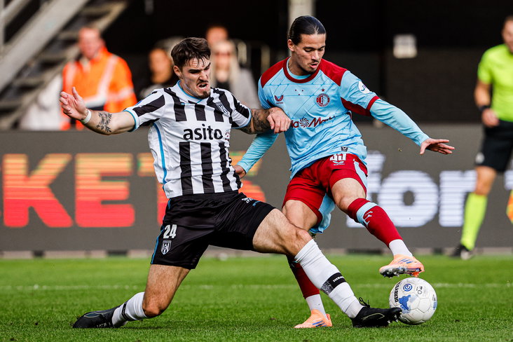 Anis Hadj Moussa in actie tegen Heracles Almelo