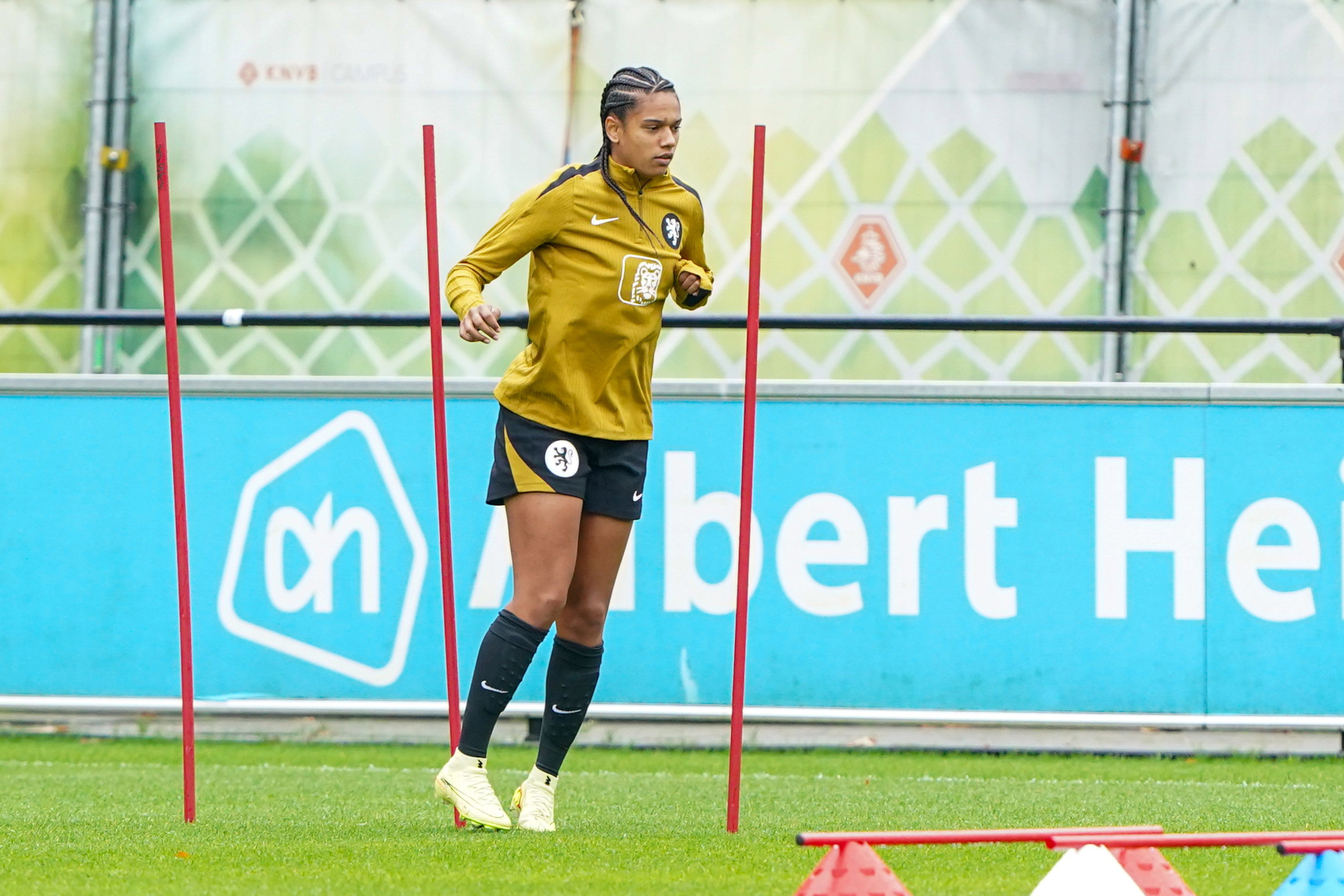 Esmee Brugts op de training van de OranjeLeeuwinnen