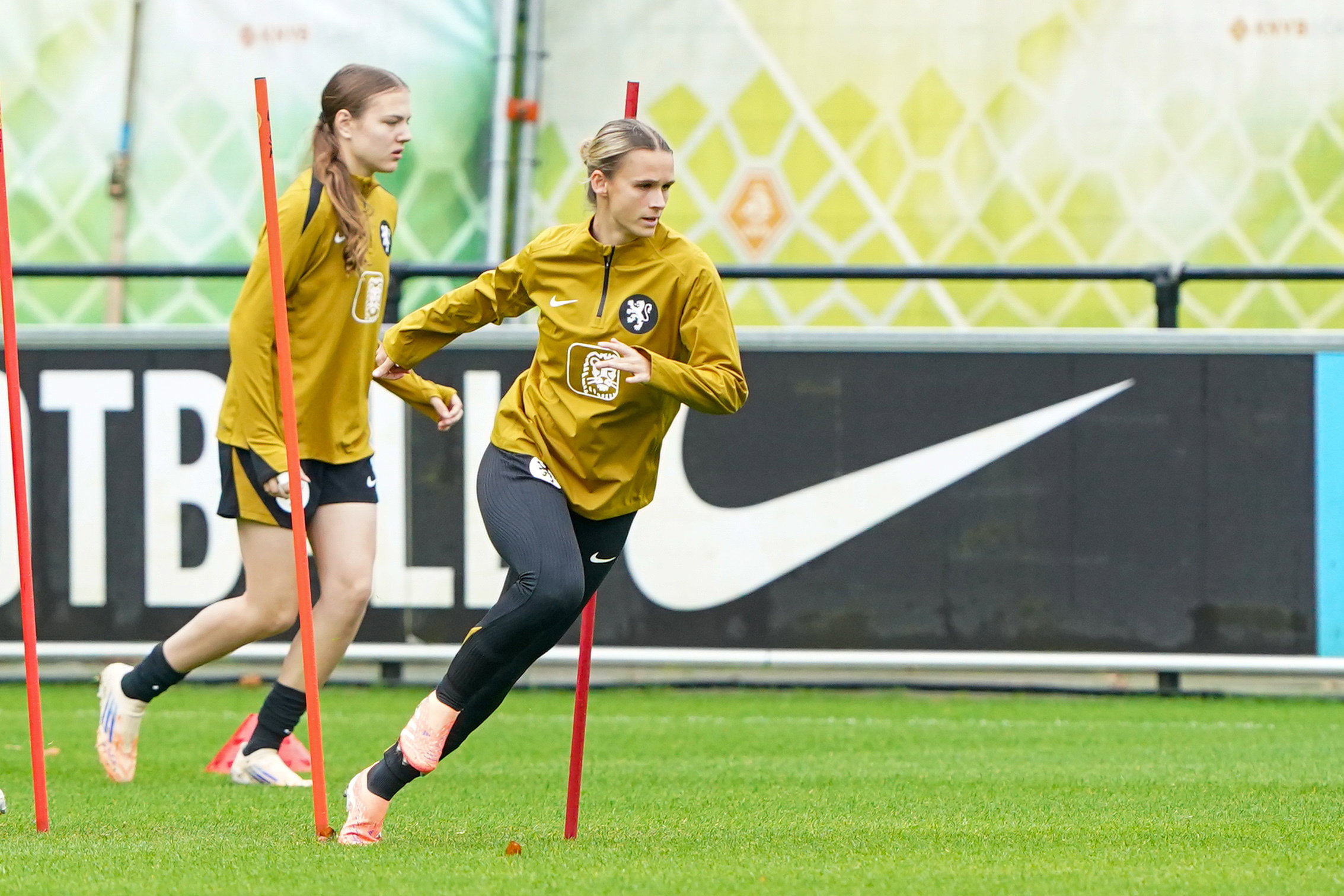Kerstin Casparij op de training van de OranjeLeeuwinnen