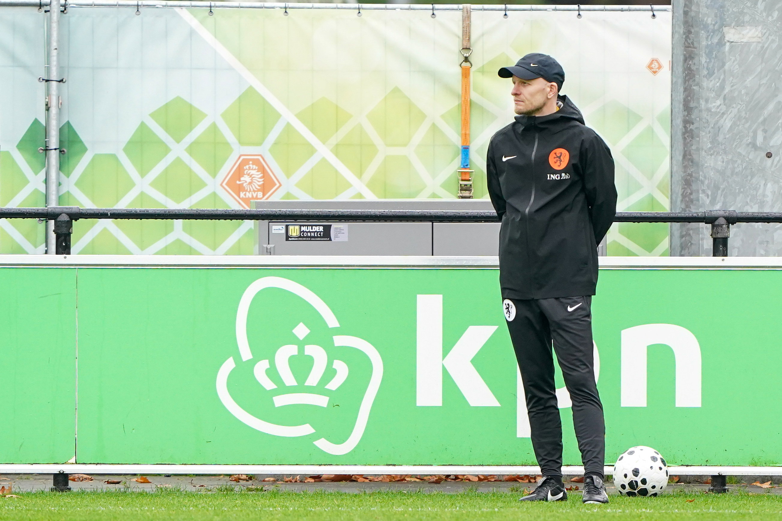 Arjan Veurink op het trainingsveld van de OranjeLeeuwinnen