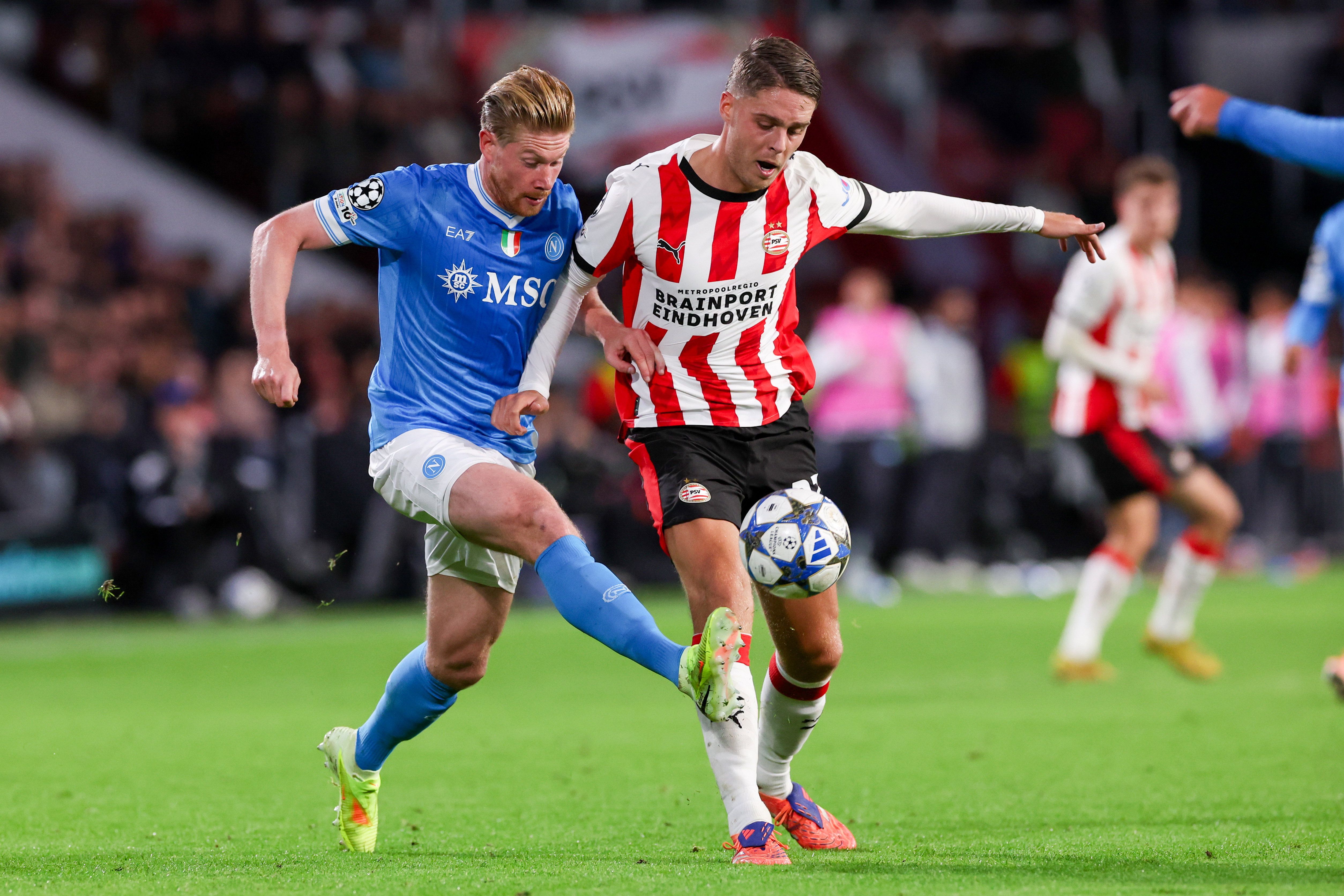 Kevin De Bruyne in duel met Joey Veerman