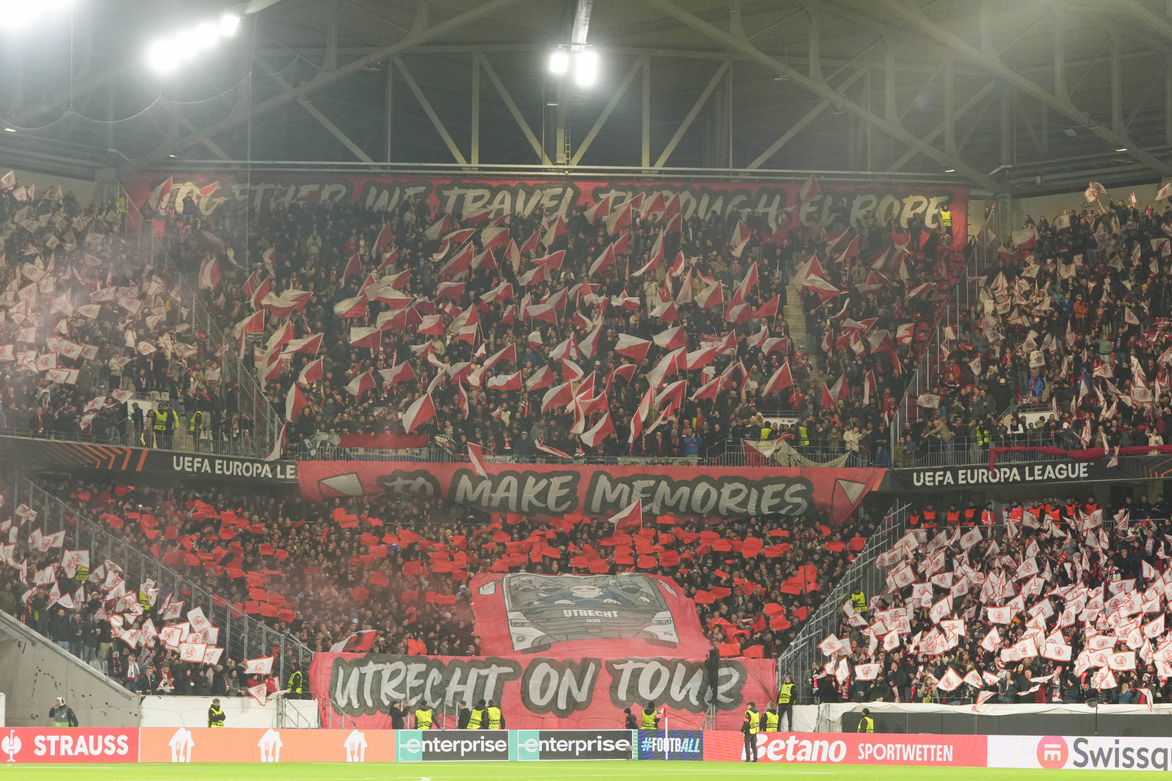 FC Utrecht-supporters in het uitvak bij SC Freiburg