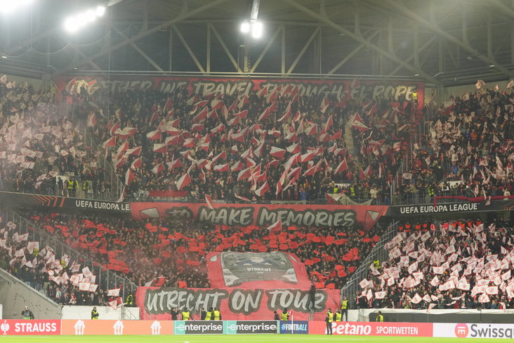 FC Utrecht-supporters in het uitvak bij SC Freiburg