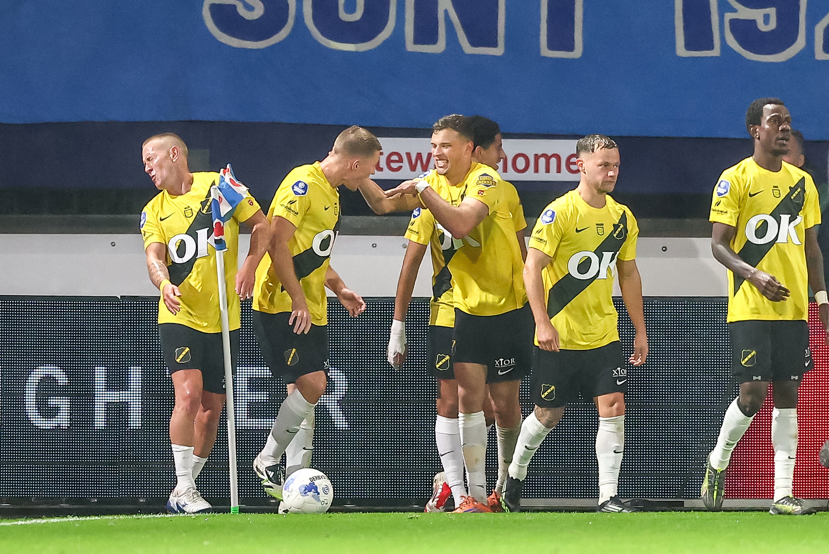 Sydney van Hooijdonk juicht met zijn ploeggenoten na een goal tegen SC Heerenveen