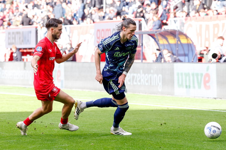 Ricky van Wolfswinkel in duel met Wout Weghorst