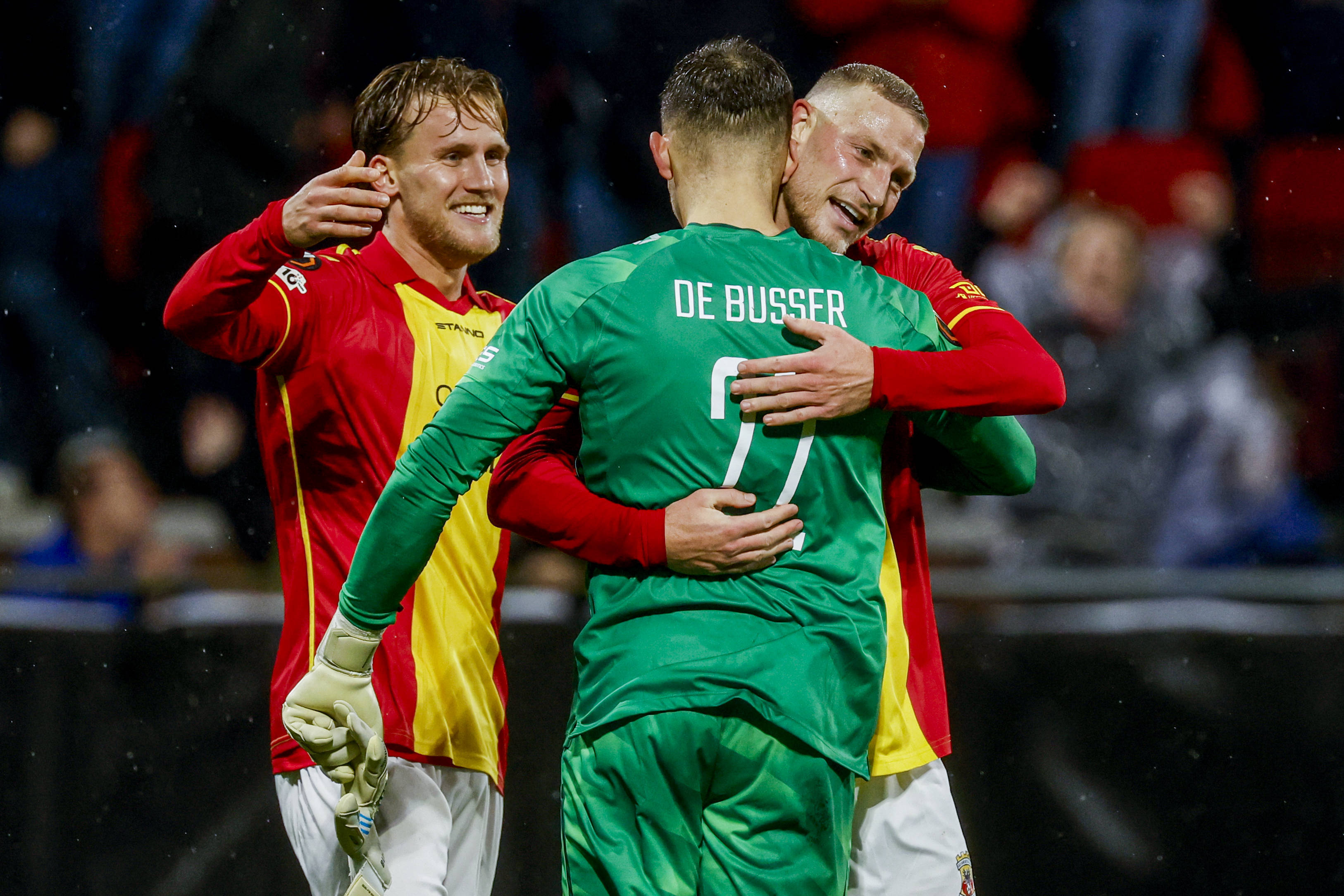Jari De Busser krijgt de felicitaties van Joris Kramer en Melle Meulensteen
