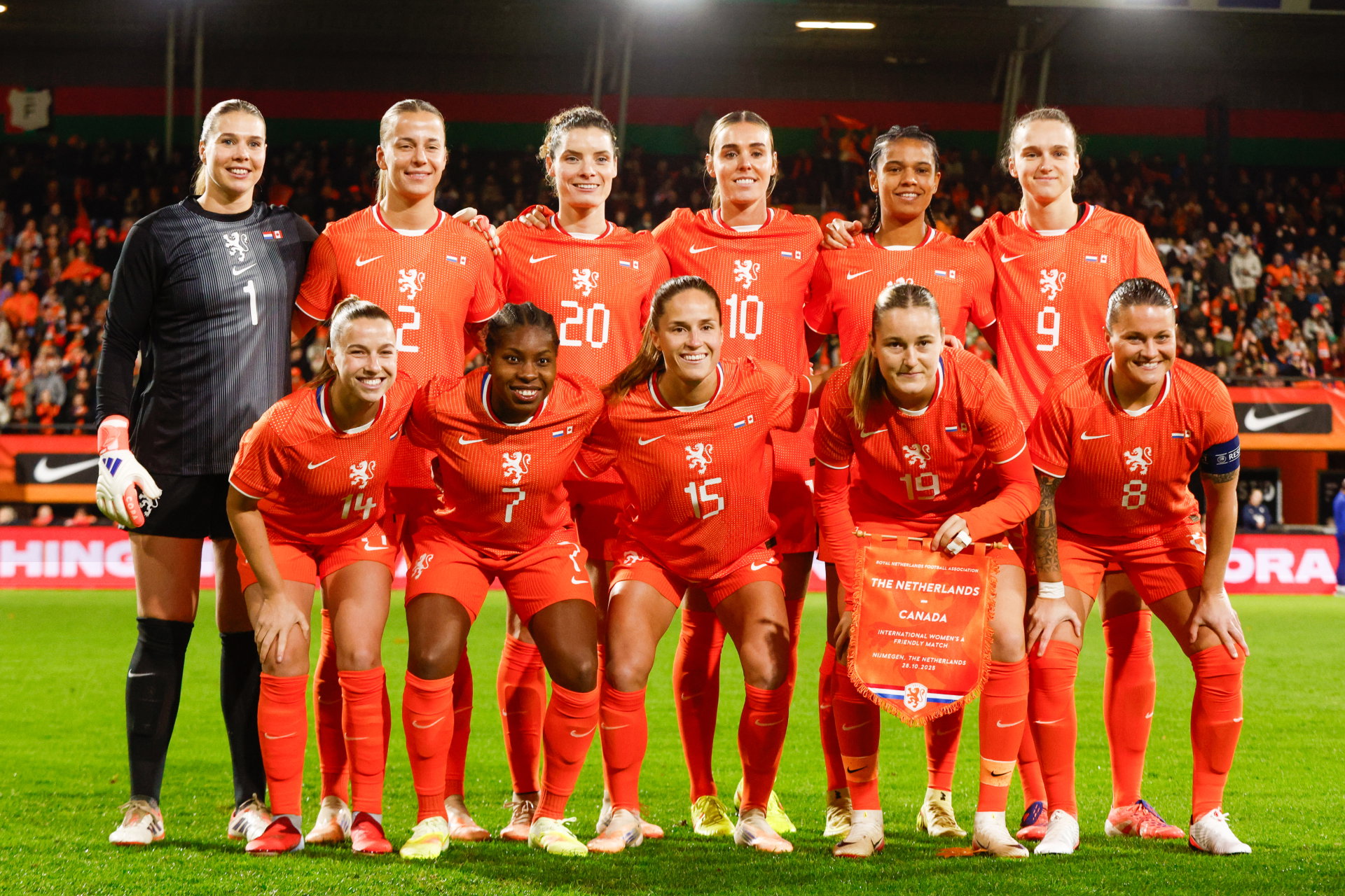 De OranjeLeeuwinnen voorafgaand aan het duel met Canada