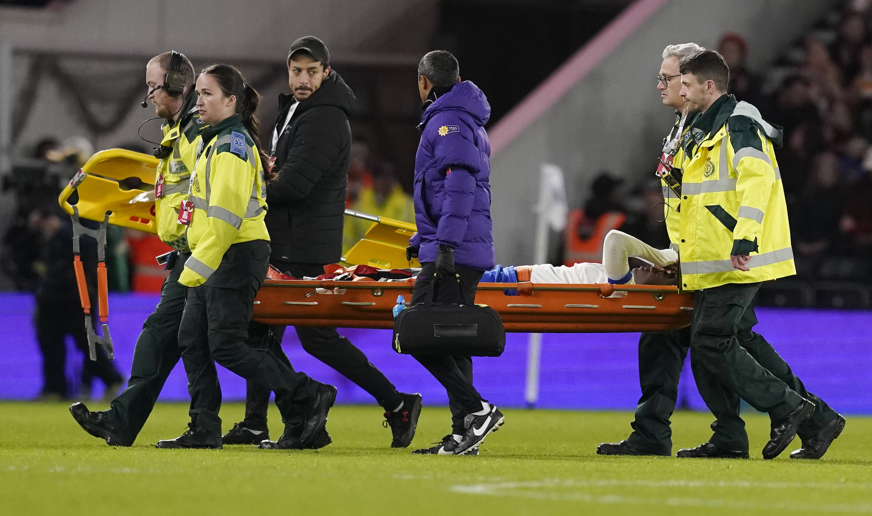 Michelle Agyemang moet per brancard van het veld