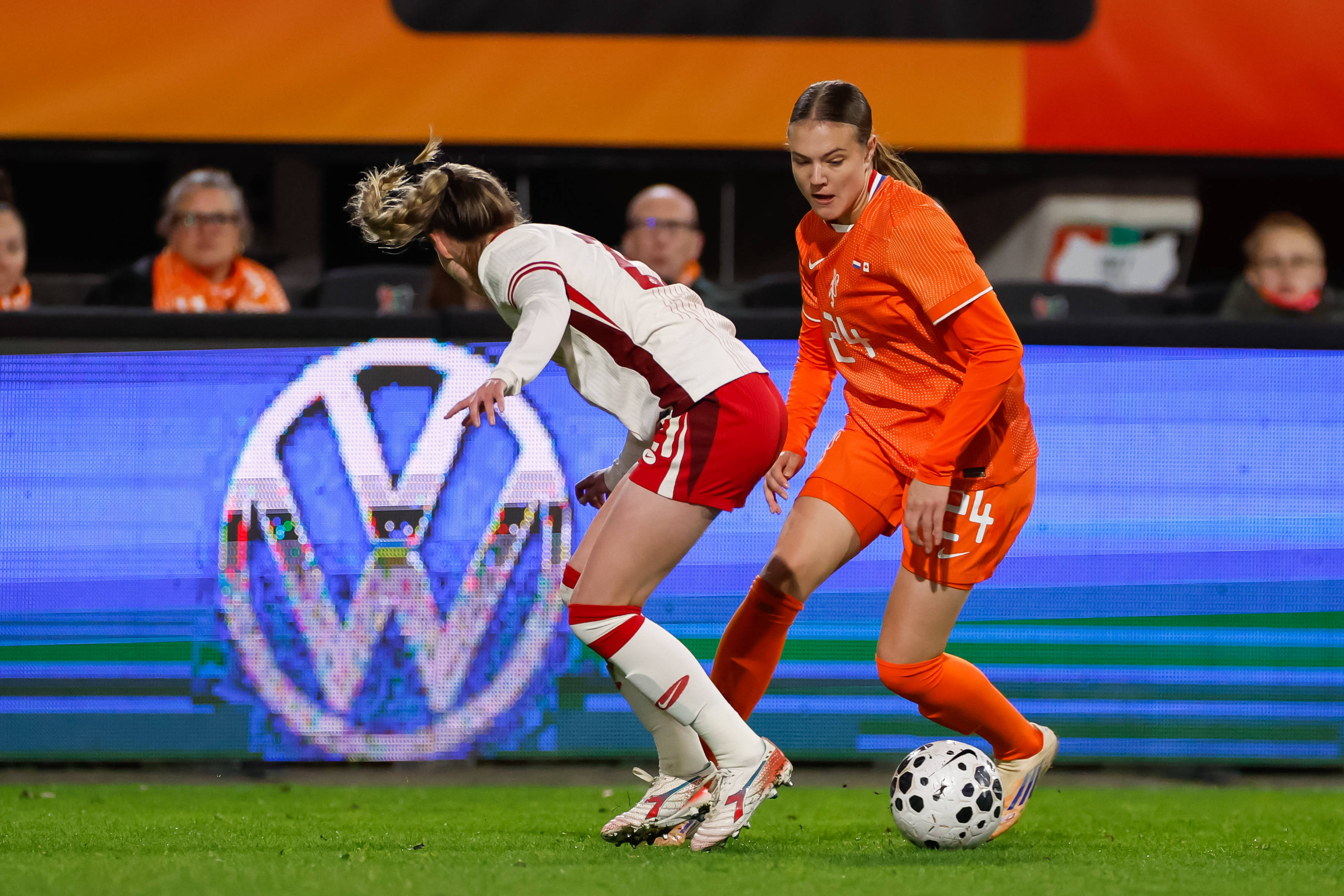 Lotte Keukelaar in actie tegen Canada
