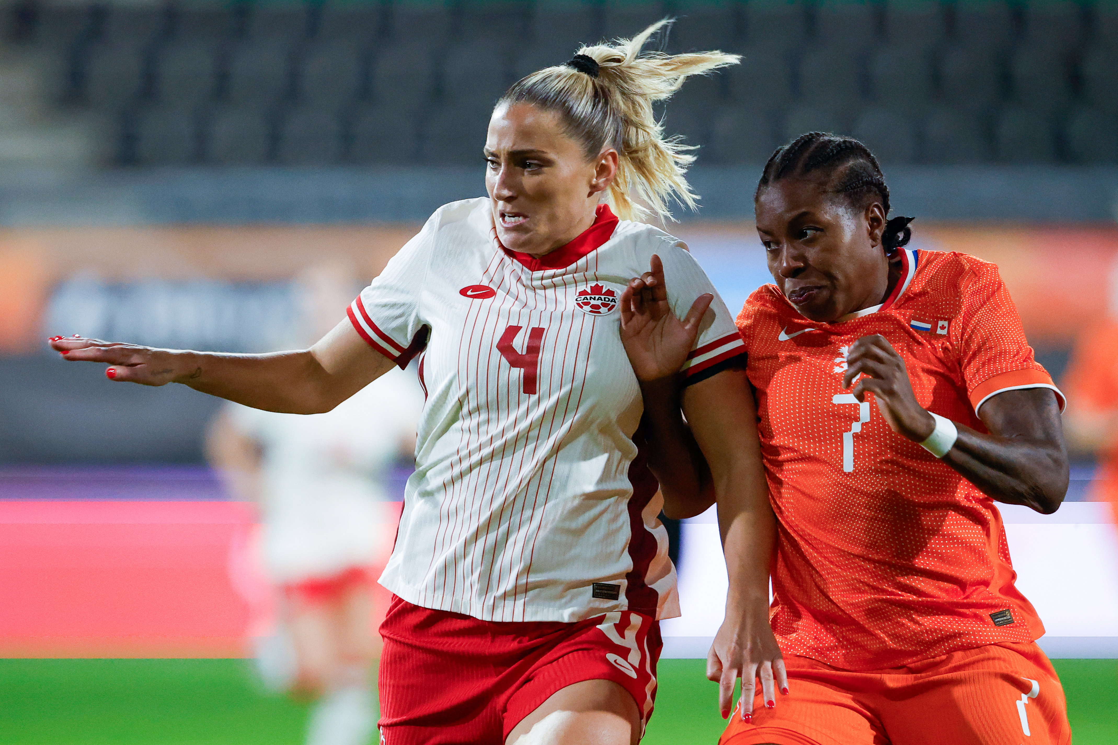 Lineth Beerensteyn in duel met Shelina Zadorsky