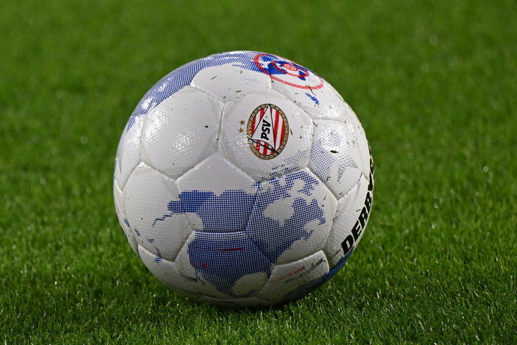 Een bal met het logo van PSV