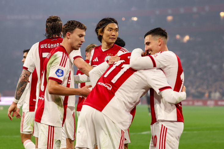 Ajax viert een doelpunt van Mika Godts