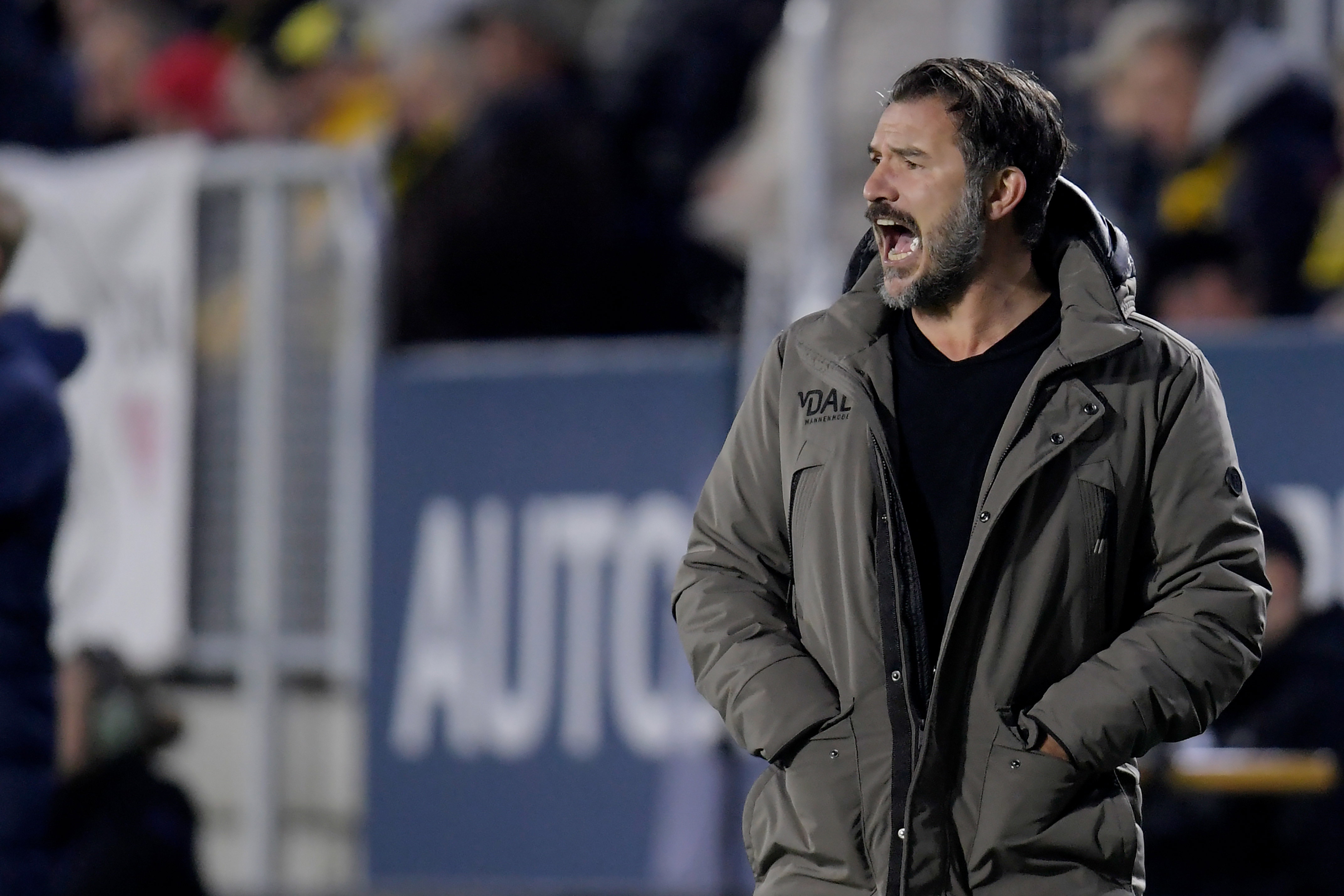 Carl Hoefkens schreeuwend langs de lijn