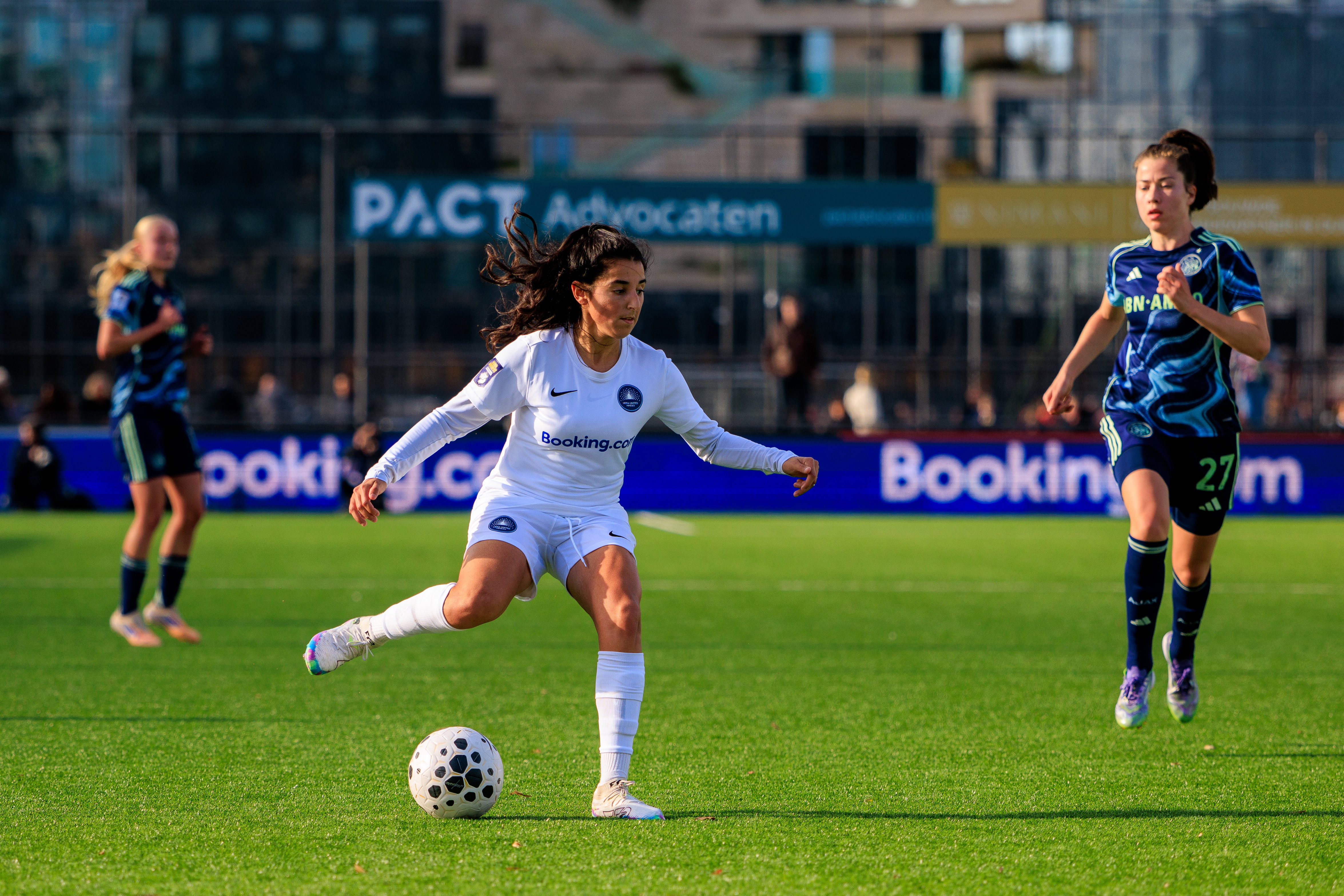 Samya Hassani (HERA United) aan de bal tegen Ajax