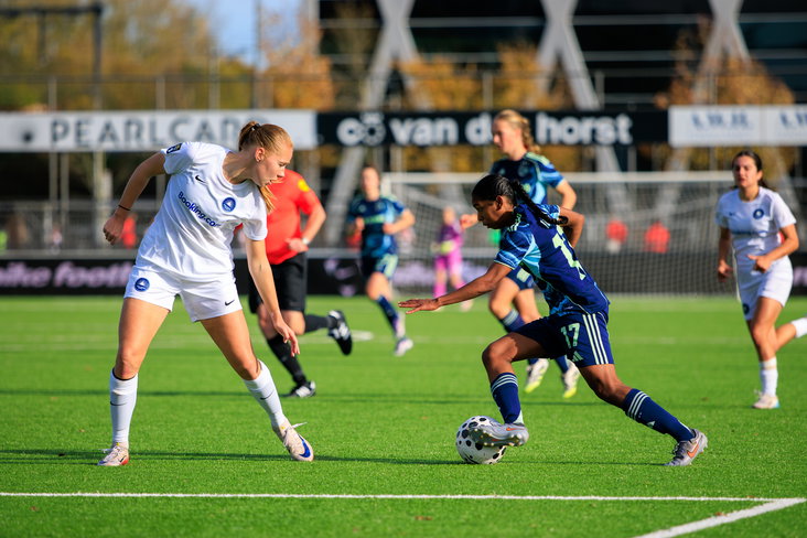 Nicole Stoop (HERA United) tegenover Ilayah Dostmohamed (Ajax)