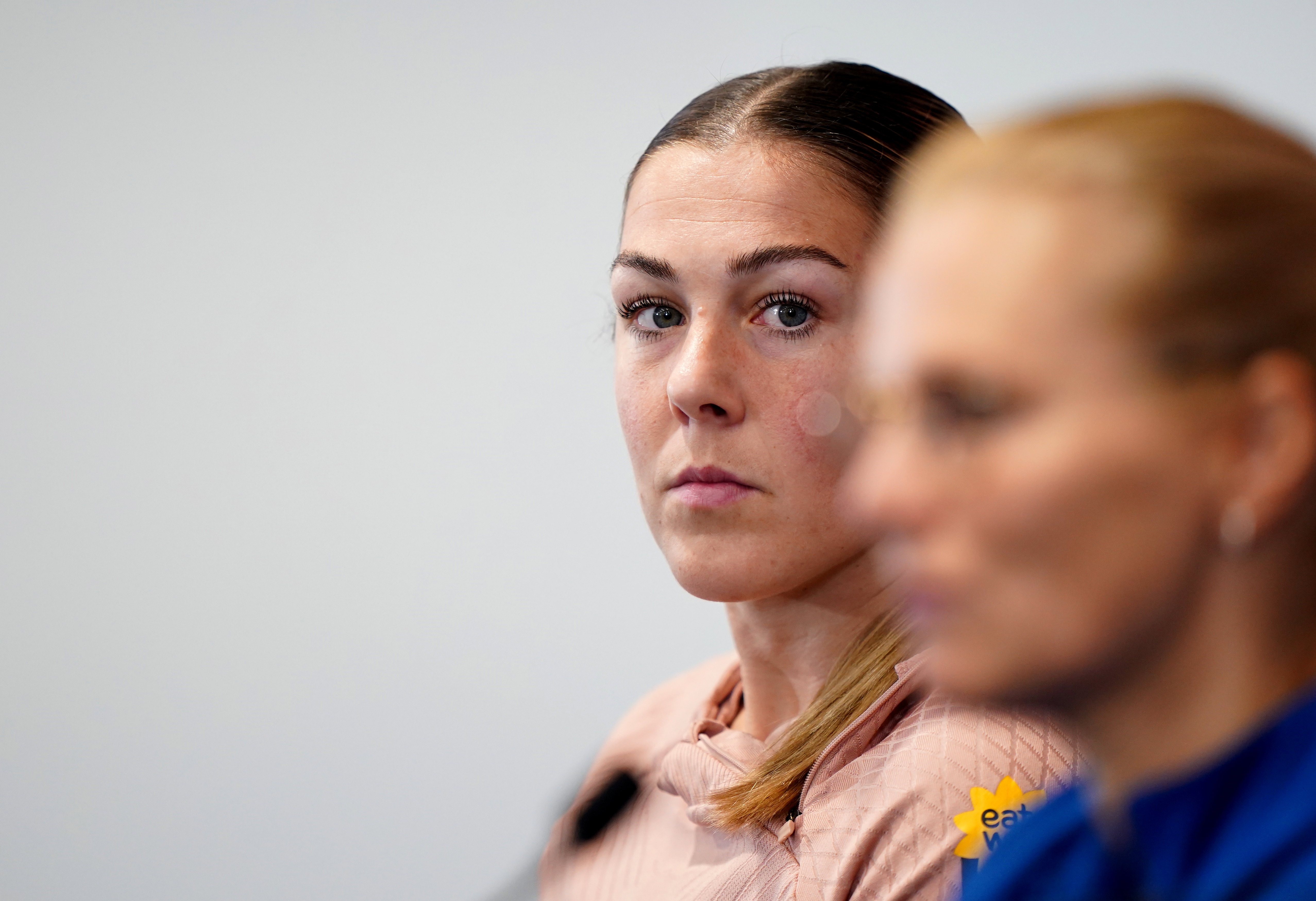 Mary Earps kijkt naar Sarina Wiegman tijdens een persmoment