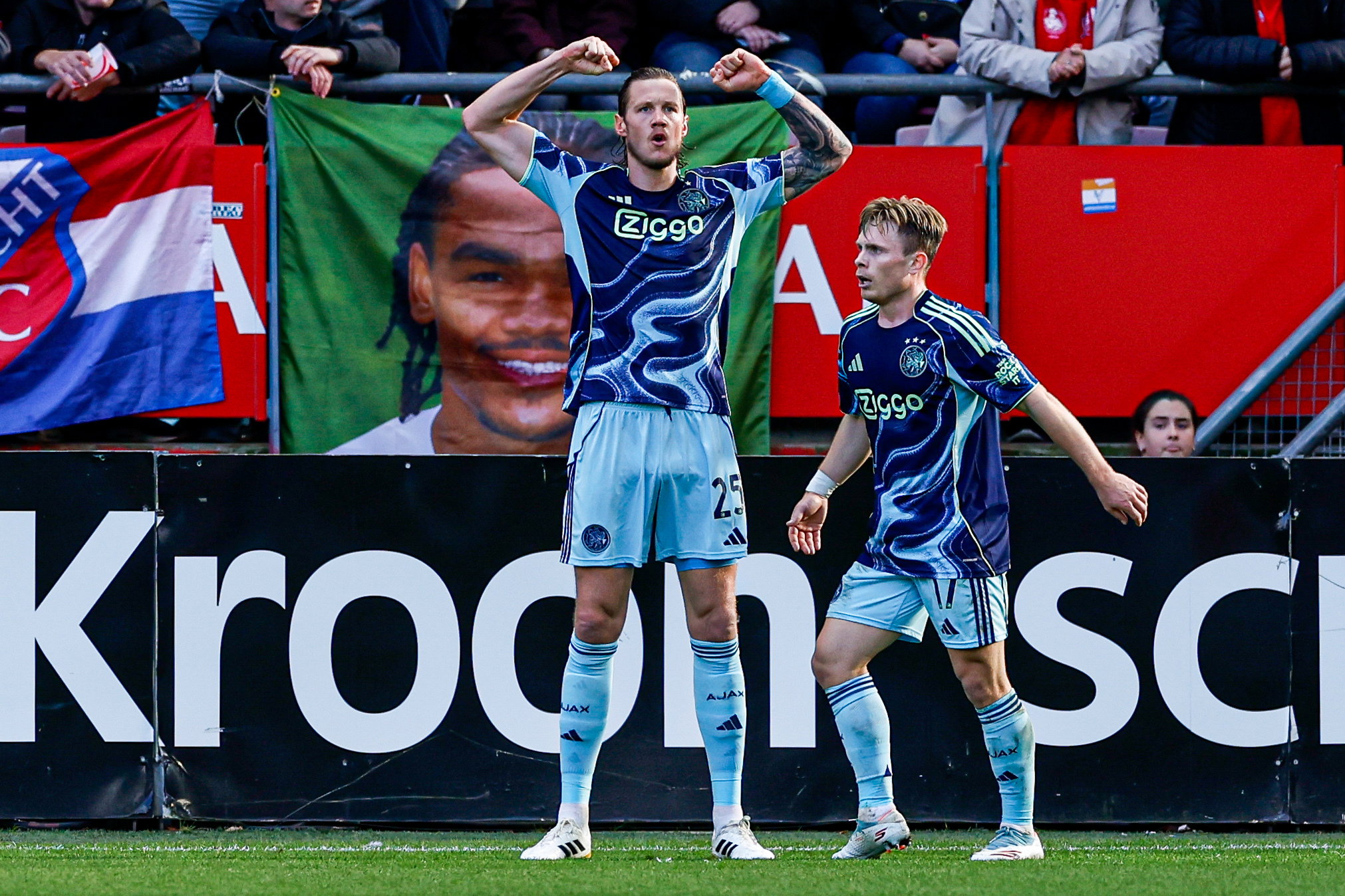 Wout Weghorst toont zijn spierballen