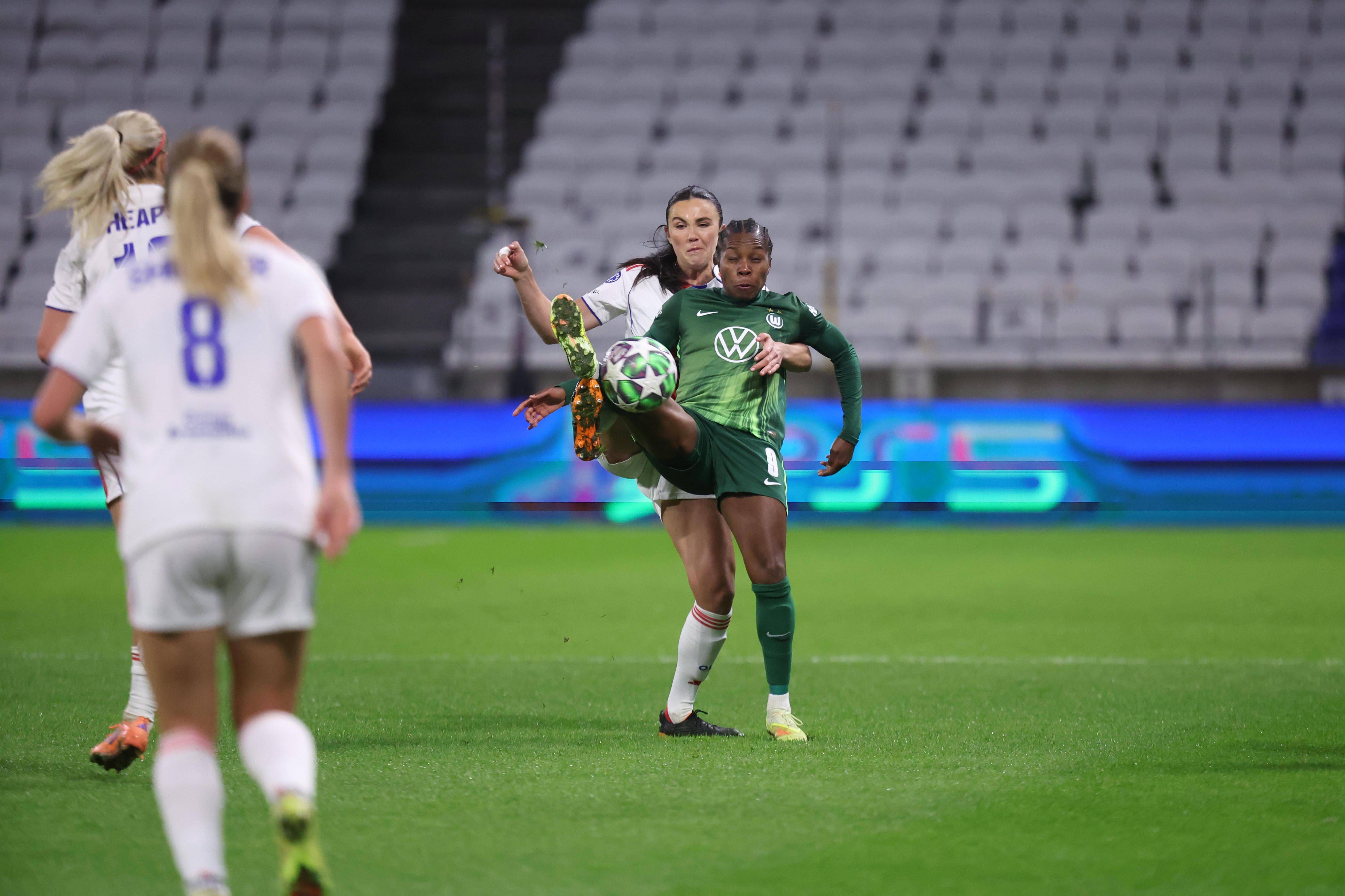 Lineth Beerensteyn (VfL Wolfsburg) in het duel met OL Lyonnes