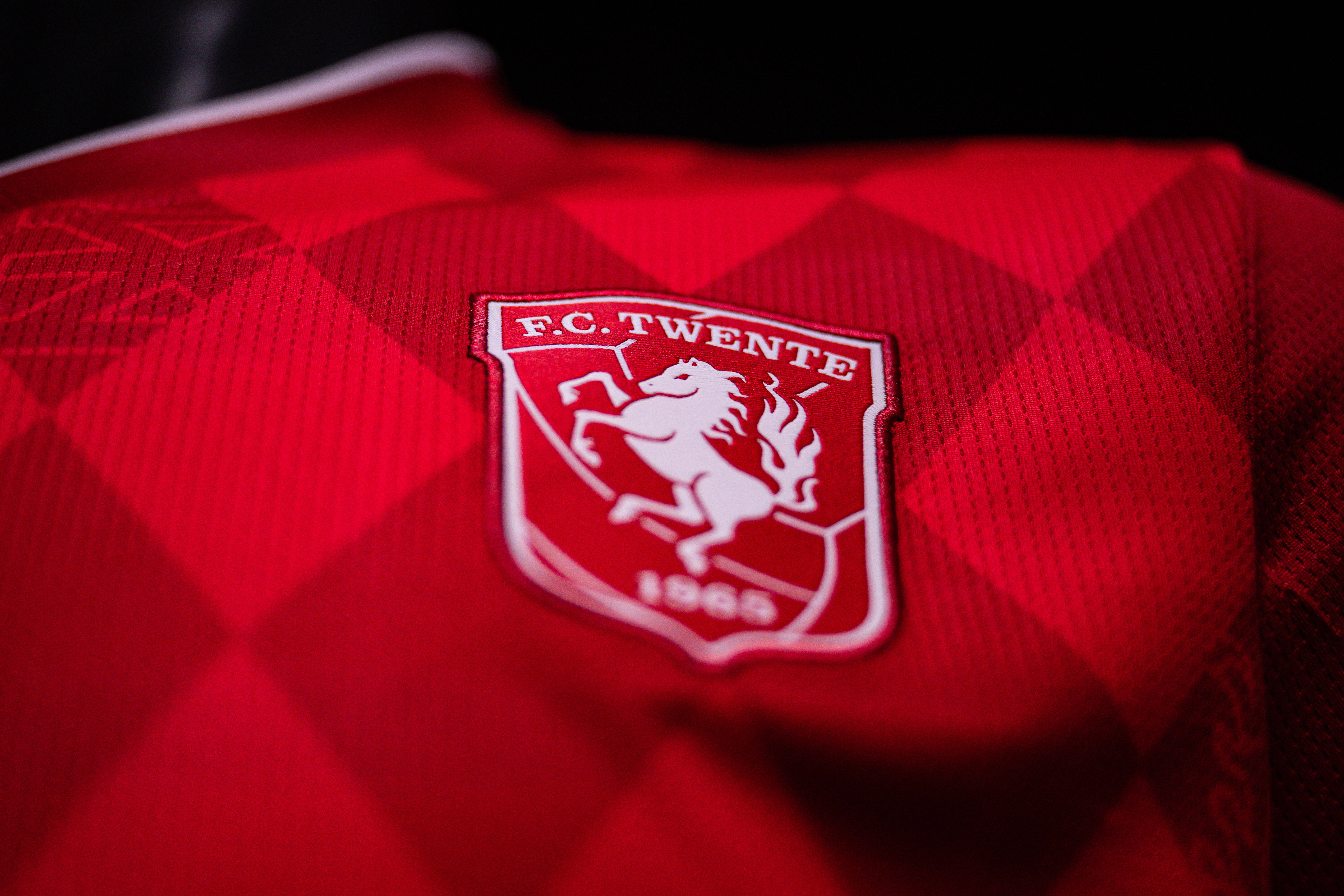 Het logo van FC Twente op het thuisshirt