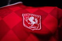 Het logo van FC Twente op het thuisshirt
