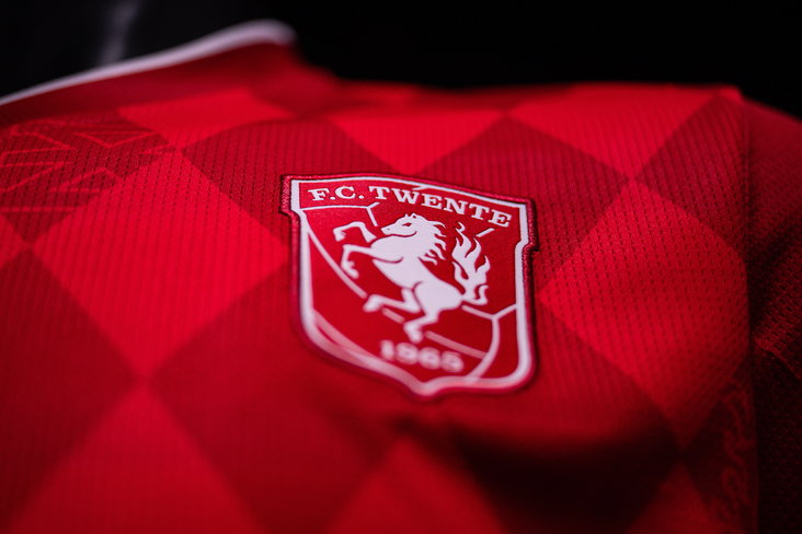 Het logo van FC Twente op het thuisshirt