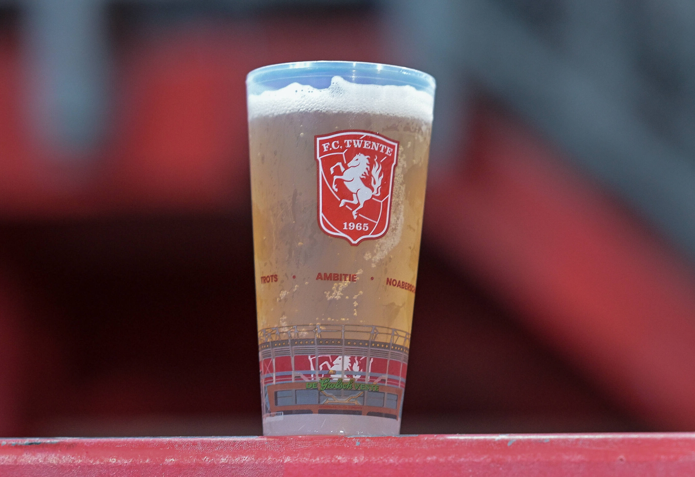 Een beker bier in De Grolsch Veste