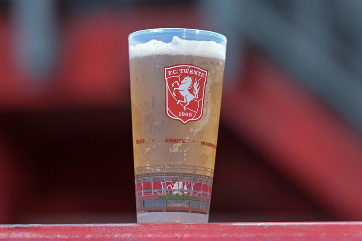 Een beker bier in De Grolsch Veste