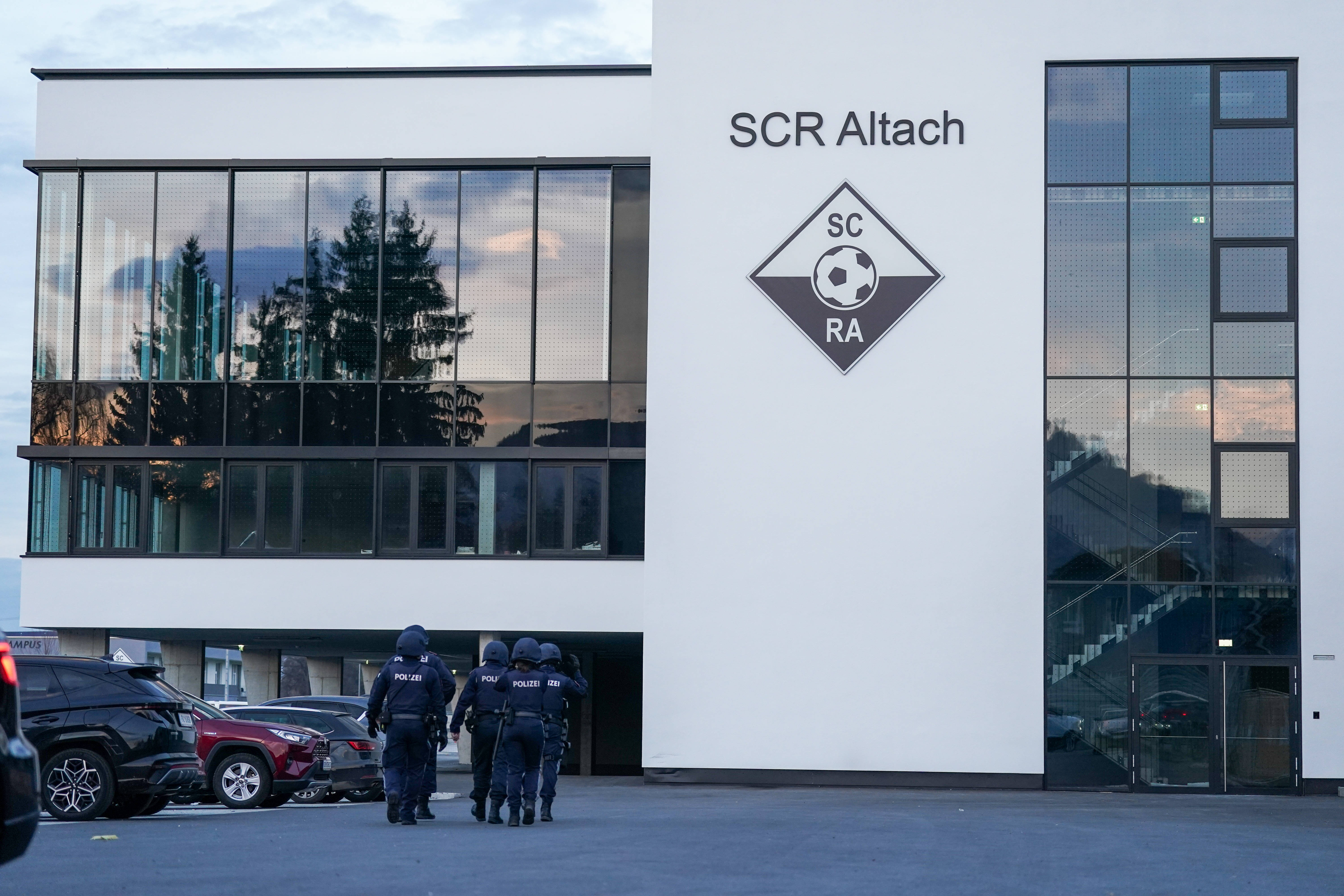 Politie bij het stadion van SRC Altach