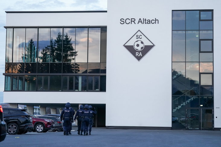 Politie bij het stadion van SRC Altach
