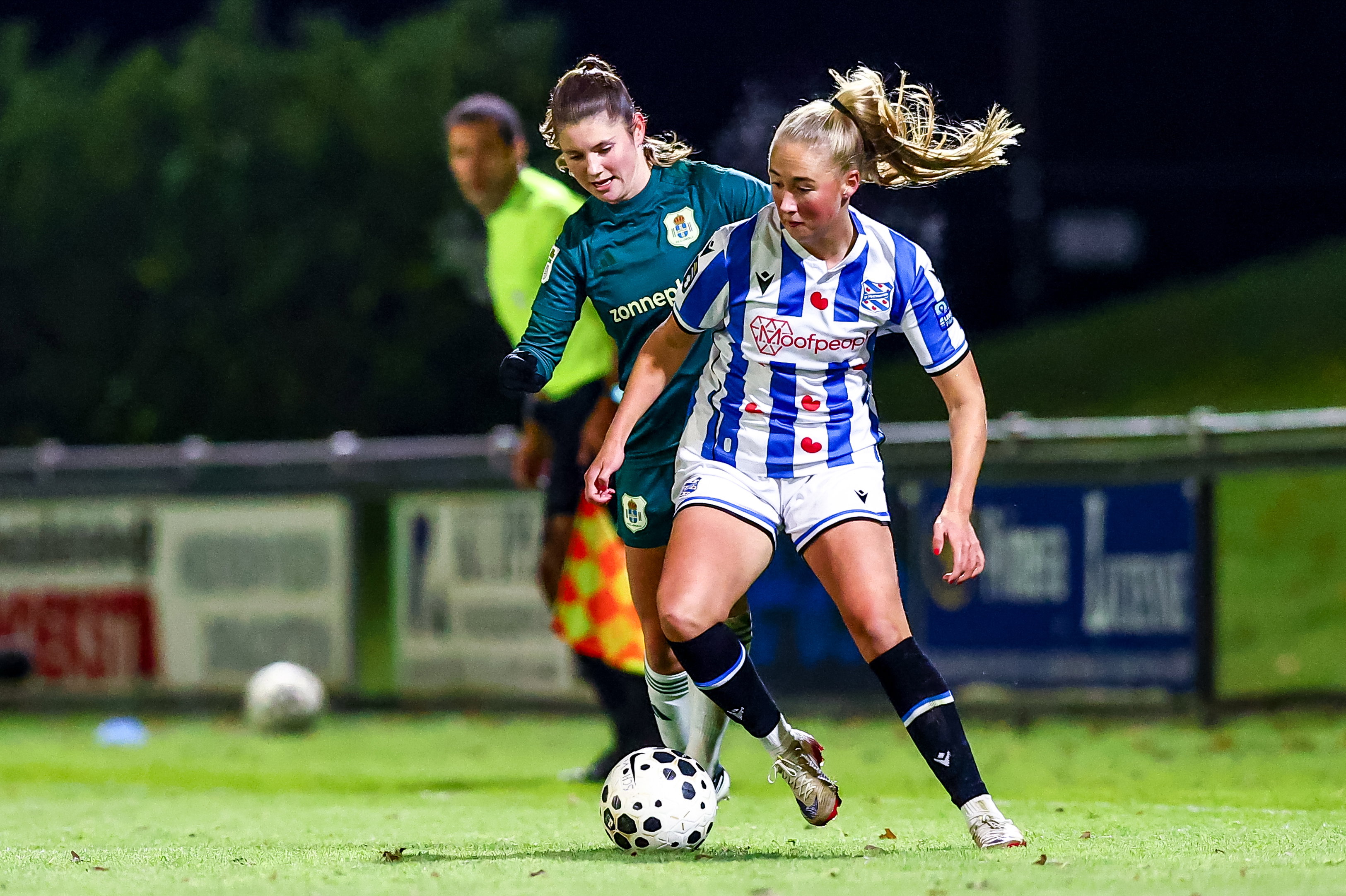Britt Udink in actie namens SC Heerenveen tegen PEC Zwolle